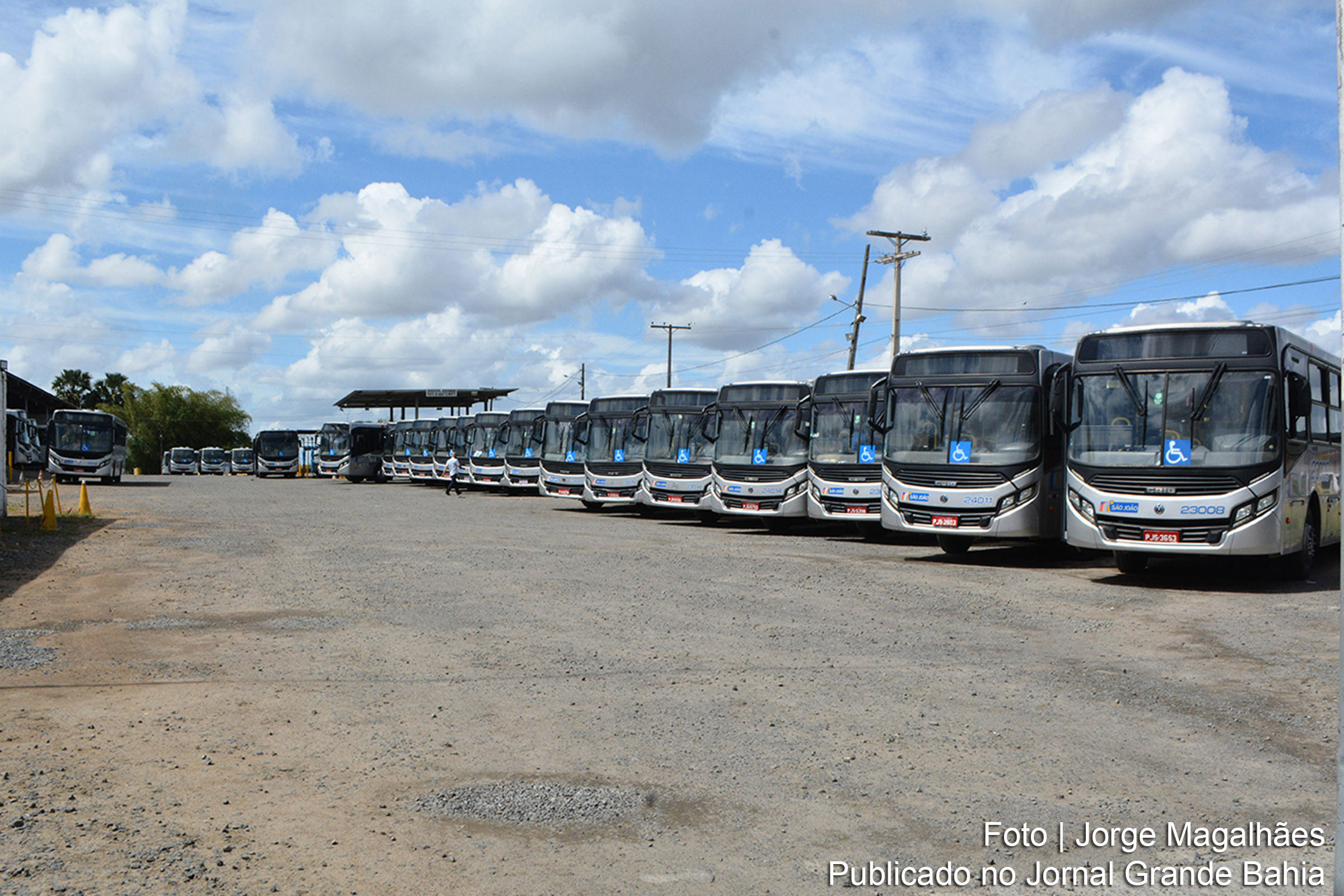 Paralisação dos rodoviários da Auto Ônibus São João comprometeu mobilidade da população de Feira de Santana.