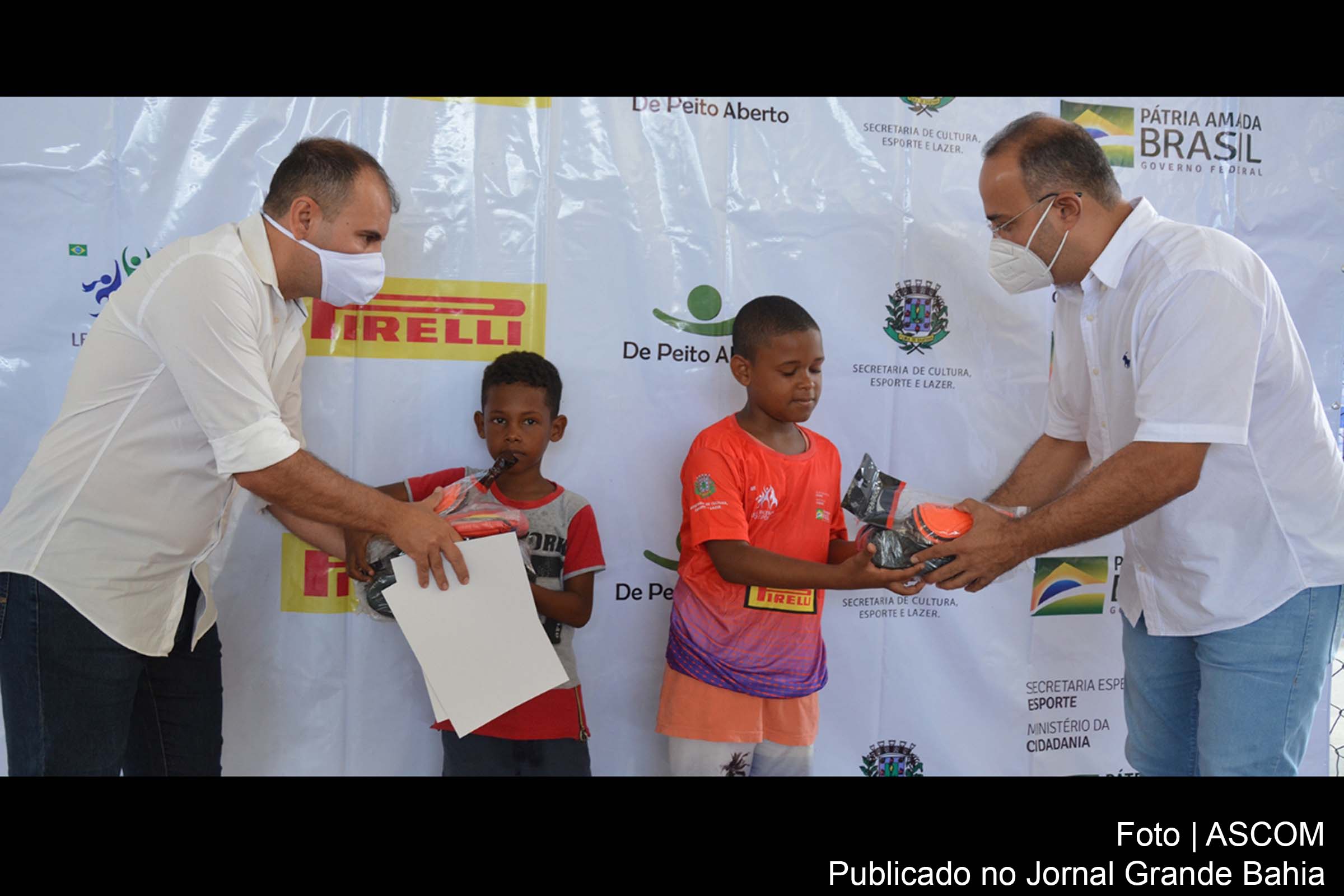 Mais de 150 crianças e adolescentes, entre 7 e 17 anos, foram beneficiados com uniformes para praticar aulas gratuitas.