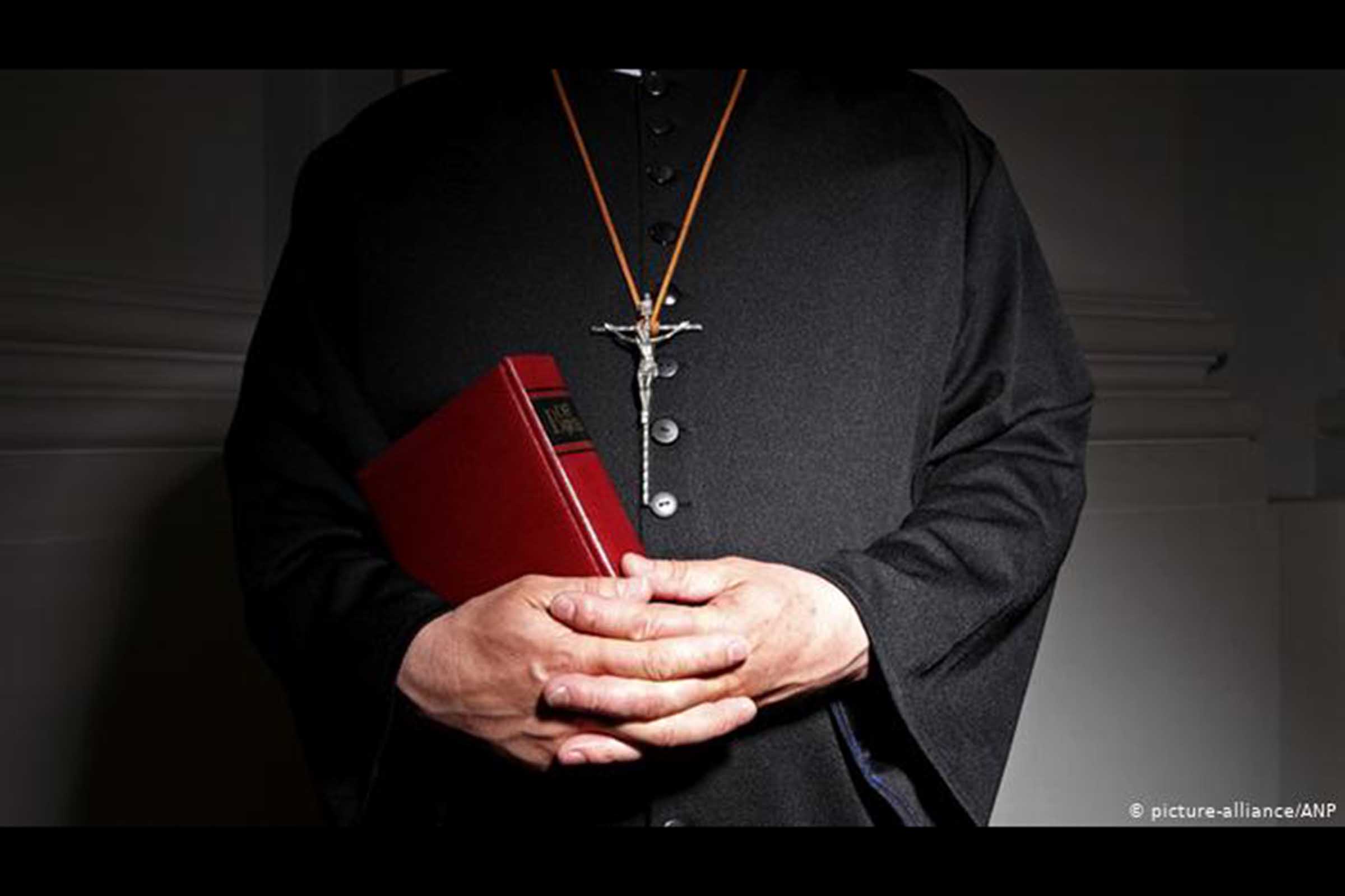 Relatório de comissão independente identifica cerca de 3 mil agressores de menores num período de 70 anos, dois terços deles padres, e conclui que pedofilia é sistêmica na instituição. Meninos são maioria das vítimas. A Igreja Católica mostrou, "até o início dos anos 2000, uma profunda e até cruel indiferença para com as vítimas", diz presidente da comissão independente.