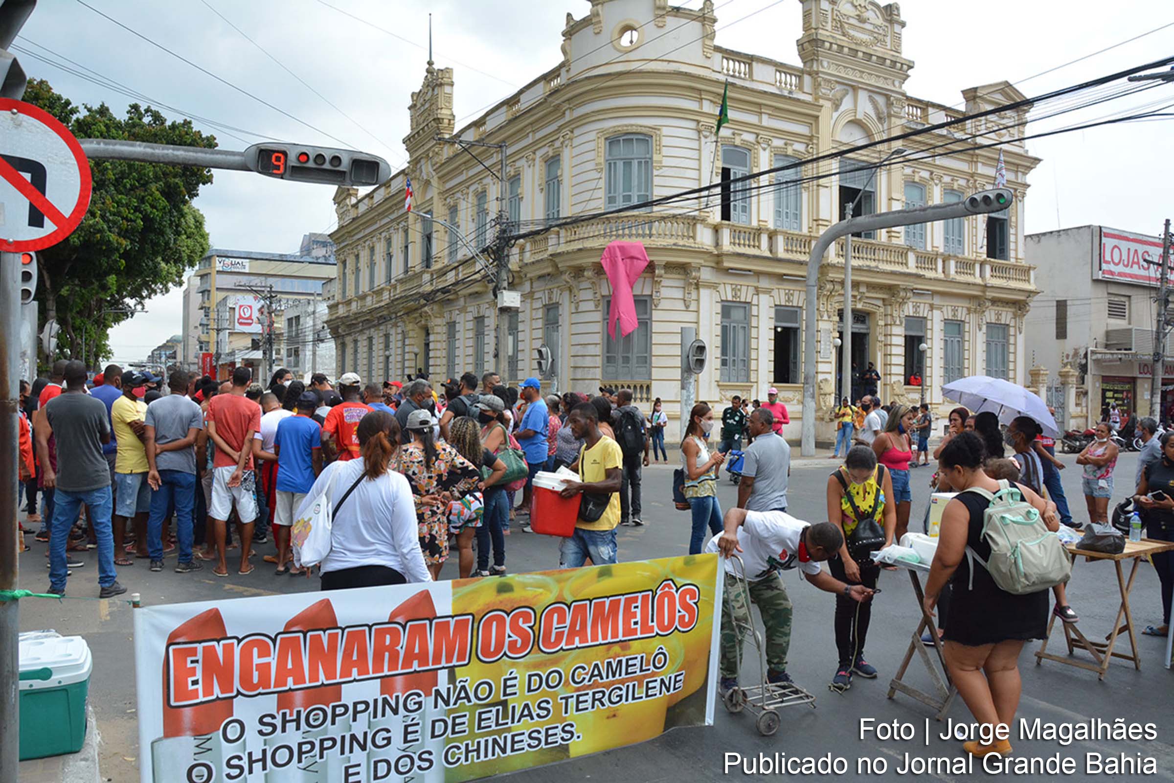 Feirantes de Feira de Santana querem usar o espaço público como bem privado para as atividades que exercem, fato que incorre na patrimonialização de bens de uso coletivo, como trechos de avenidas, ruas e calçadas, além de praças e locais de estacionamento.