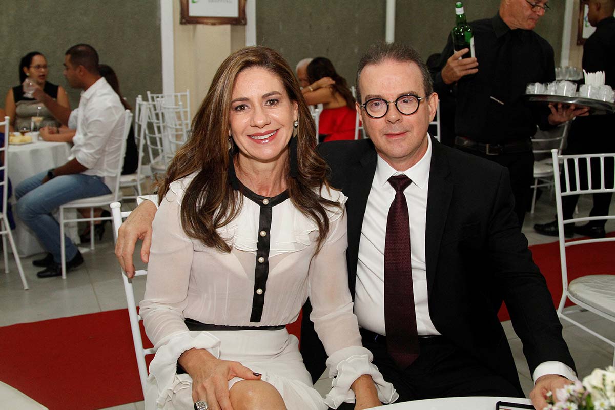 Em data aniversaria, o médico com expertise em Reprodução Humana, Marcelo Esteve, na foto com sua esposa também médica Ana Rita Assis Esteve.
