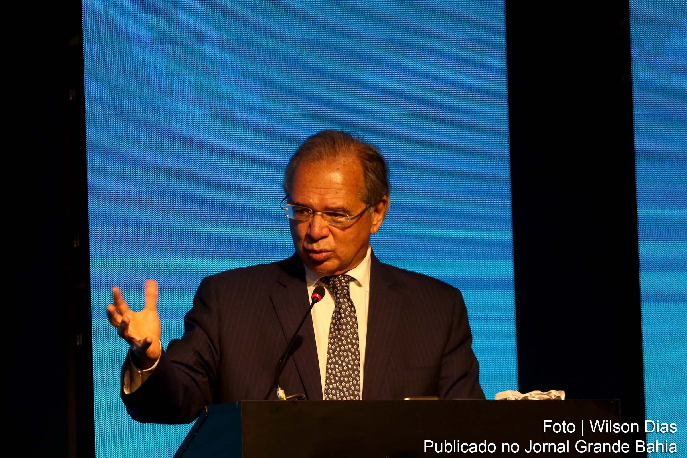 Na avaliação do ministro Paulo Guedes, o benefício de R$ 400 é temporário e necessário para atender às famílias mais pobres, afetadas pela inflação.