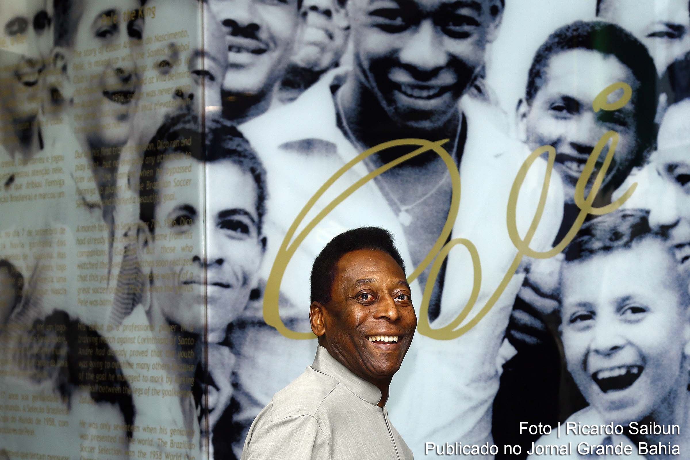 Pelé recebe alta e deixa hospital em São Paulo após um mês internado.