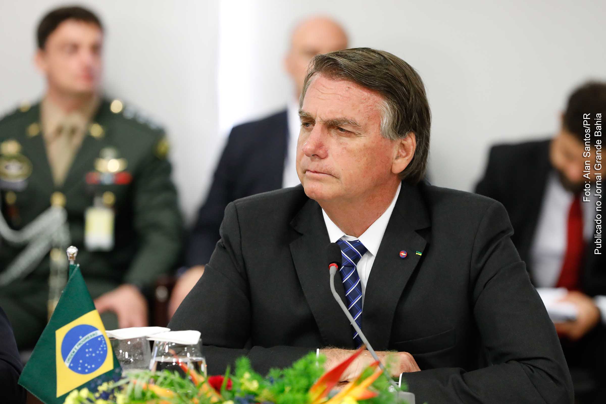 Presidente Jair Bolsonaro infringiu normas da empresa YouTube ao afirmar que vacinas contra covid-19 estão associadas ao desenvolvimento de aids. Bolsonaro não poderá postar vídeos por uma semana. Facebook e Instagram já haviam removido conteúdo.