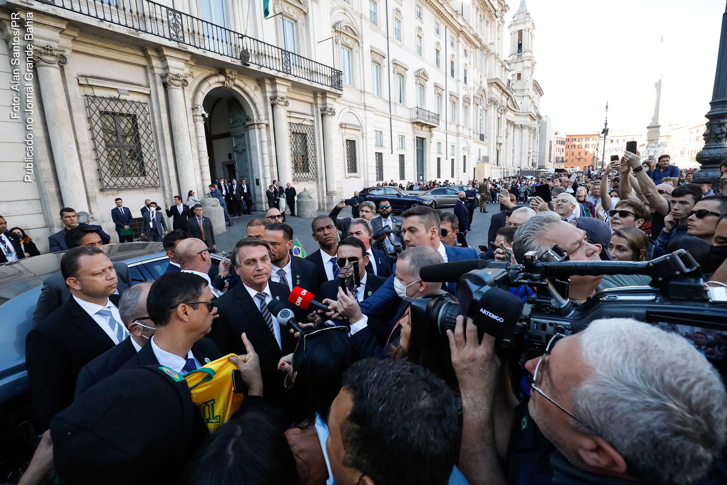 Presidente Jair Bolsonaro chega à embaixada do Brasil em Roma e terá apenas encontro com presidente italiano
