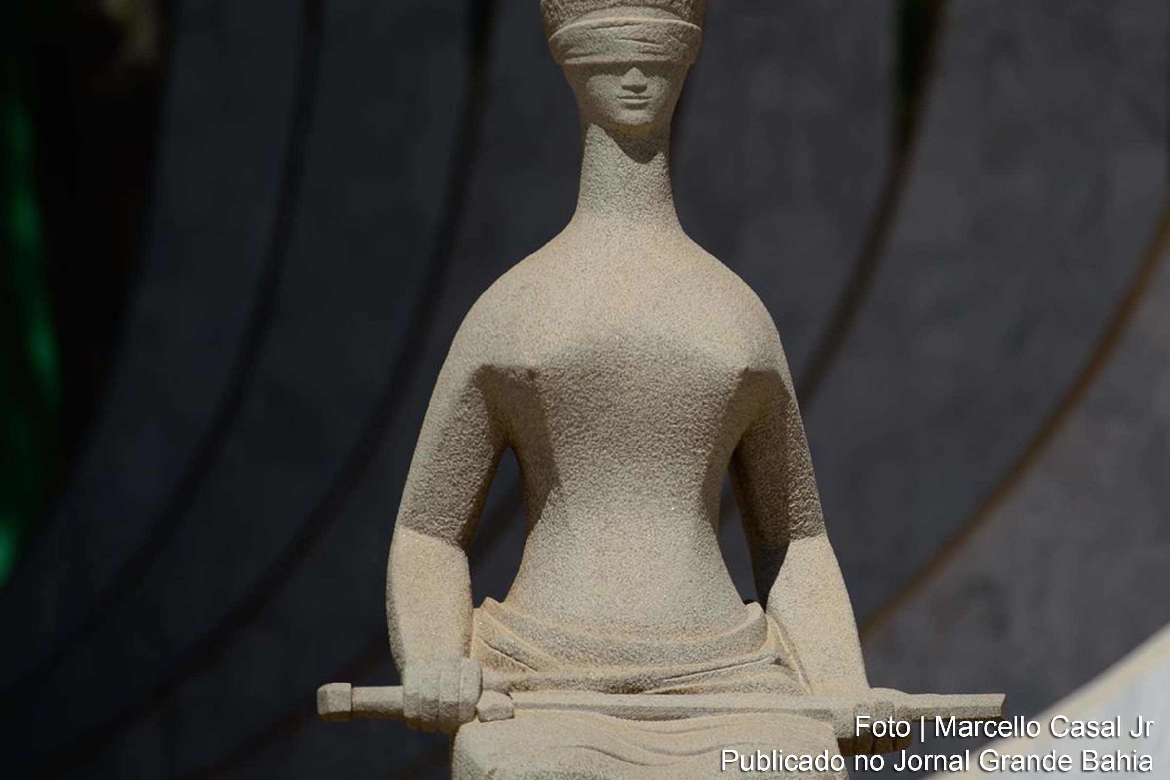 CPI solicita às empresas Google, Facebook e Twitter que forneçam uma série de informações das contas oficiais do presidente.