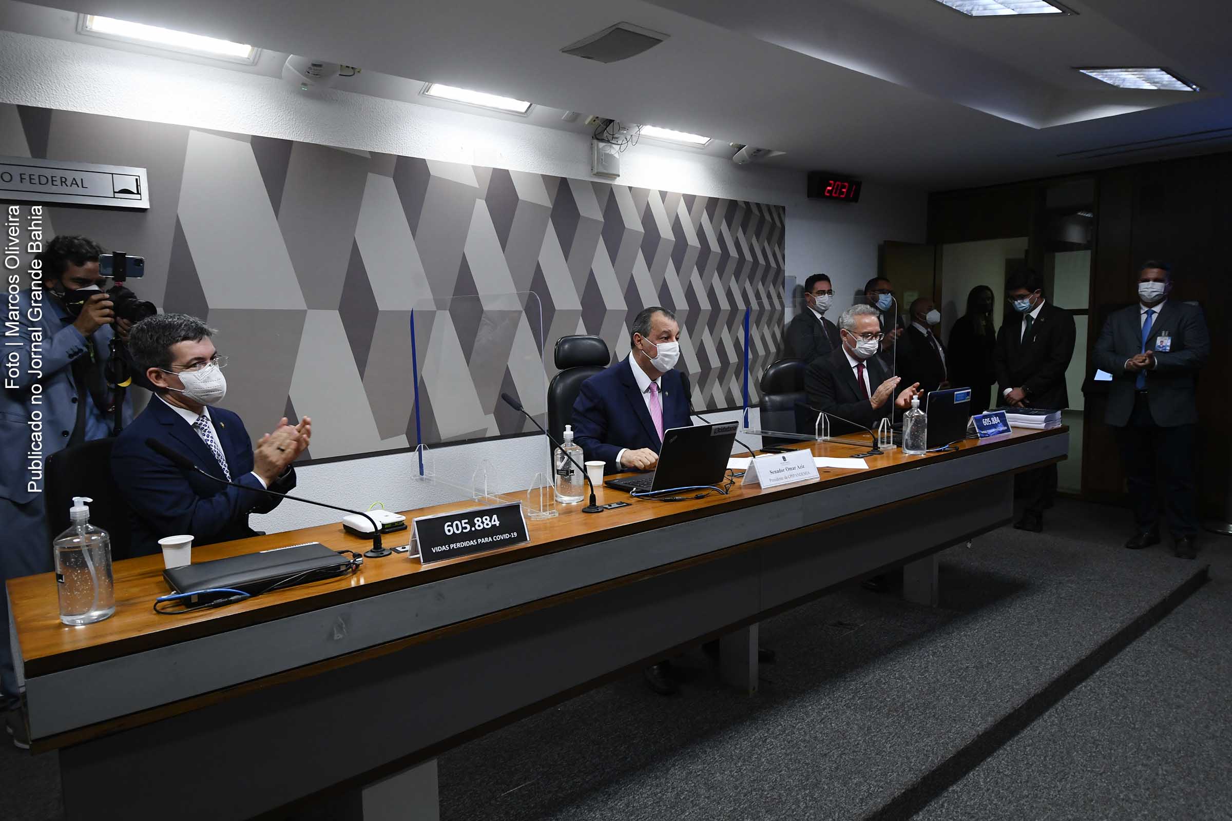 Senadores aprovam relatório sobre atuação do governo na crise do coronavírus que propõe punição de 78 pessoas e duas empresas, após seis meses de depoimentos, coleta de provas e repercussão na mídia.