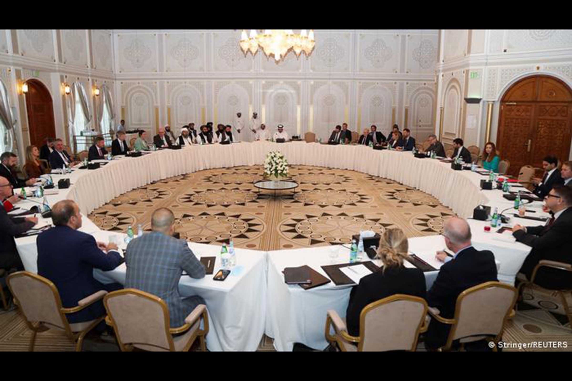 União Europeia justifica que é preciso evitar "colapso" no país e fornecer ajuda humanitária aos afegãos. Paralelamente, representantes do bloco europeu e dos EUA se reúnem com membros do Talibã em Doha, no Catar. Países envolvidos em diálogo com o Talibã afirmam que conversas não significam reconhecimento oficial do governo.