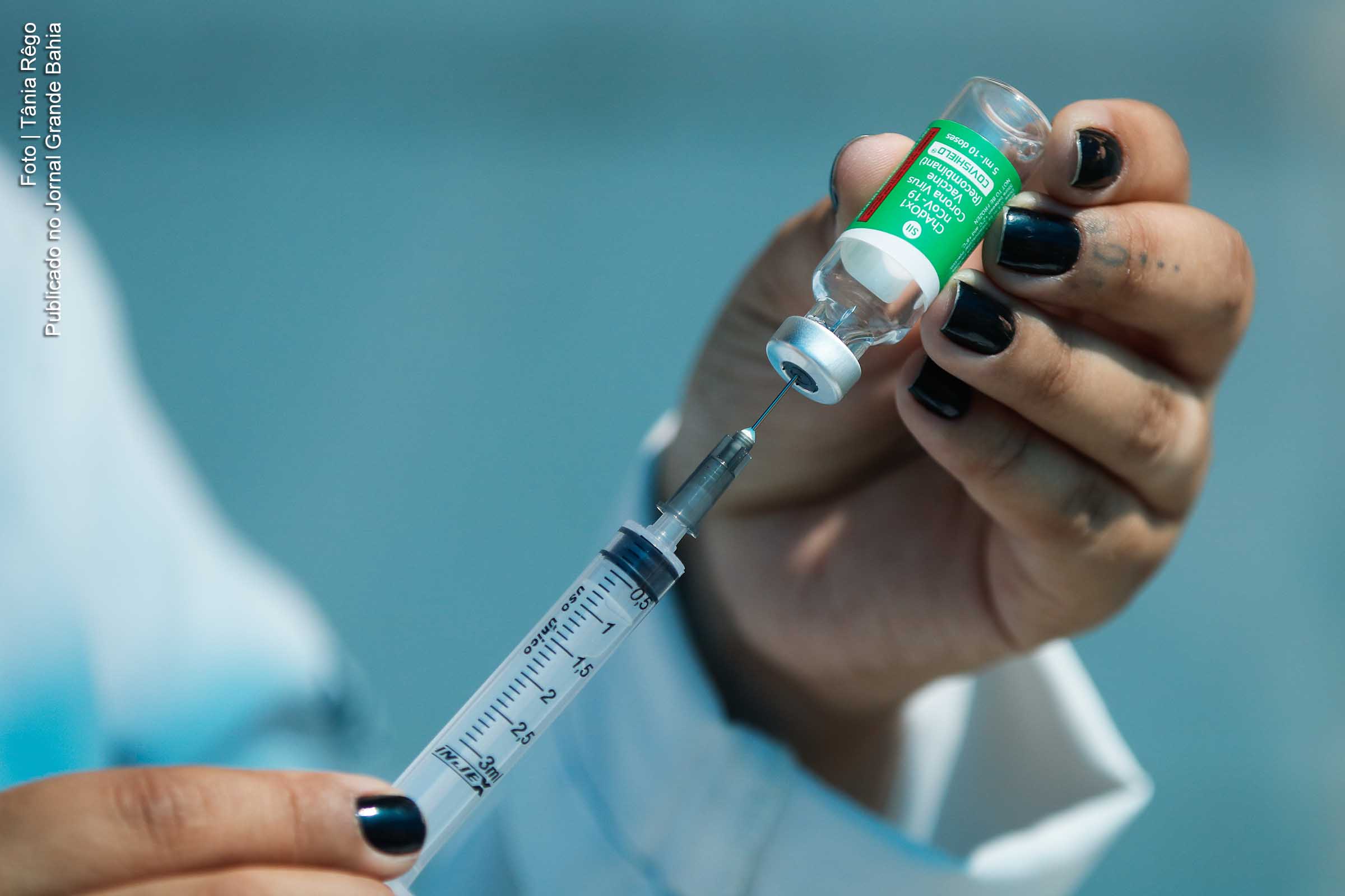 Realizado na França, maior estudo do tipo confirma alta eficácia dos imunizantes da Pfizer, AstraZeneca e Moderna em pessoas acima dos 50 anos. Proteção vacinal se manteve até cinco meses depois da segunda dose. "Uma epidemia sem infecções graves não é mais uma epidemia", afirma epidemiologista que supervisionou o estudo.