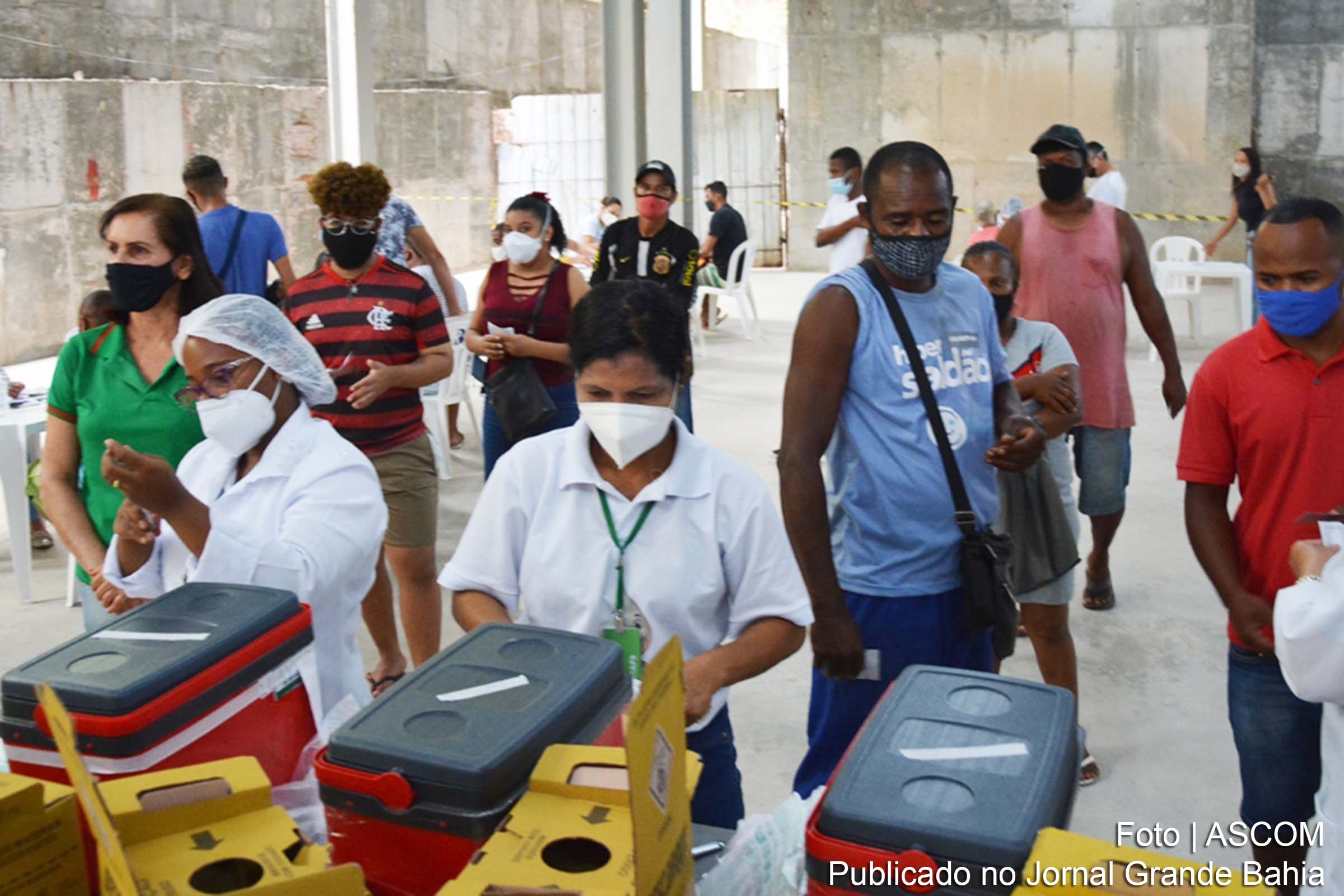 Primeira dose é destinada a partir de 18 anos (nascidos até 29 de outubro de 2003), gestantes e puérperas (até 45 dias pós-parto), também a partir de 18 anos.