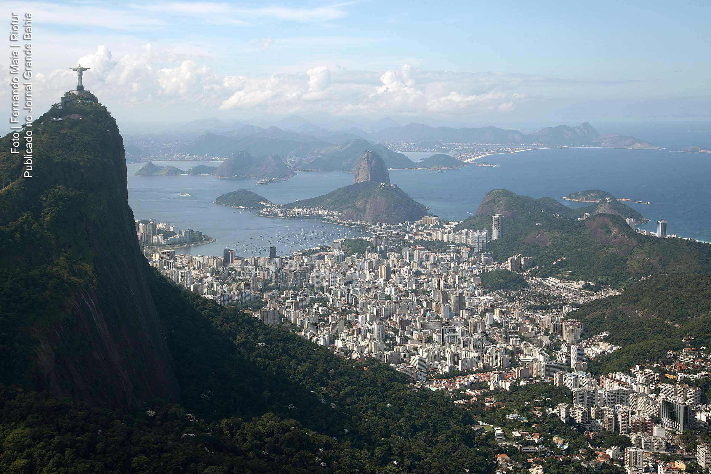 Vista aérea do Corcovado, estátua do Cristo Redentor, os morros da Urca e Pão de Açúcar e parte da zona sul do Rio de Janeiro.