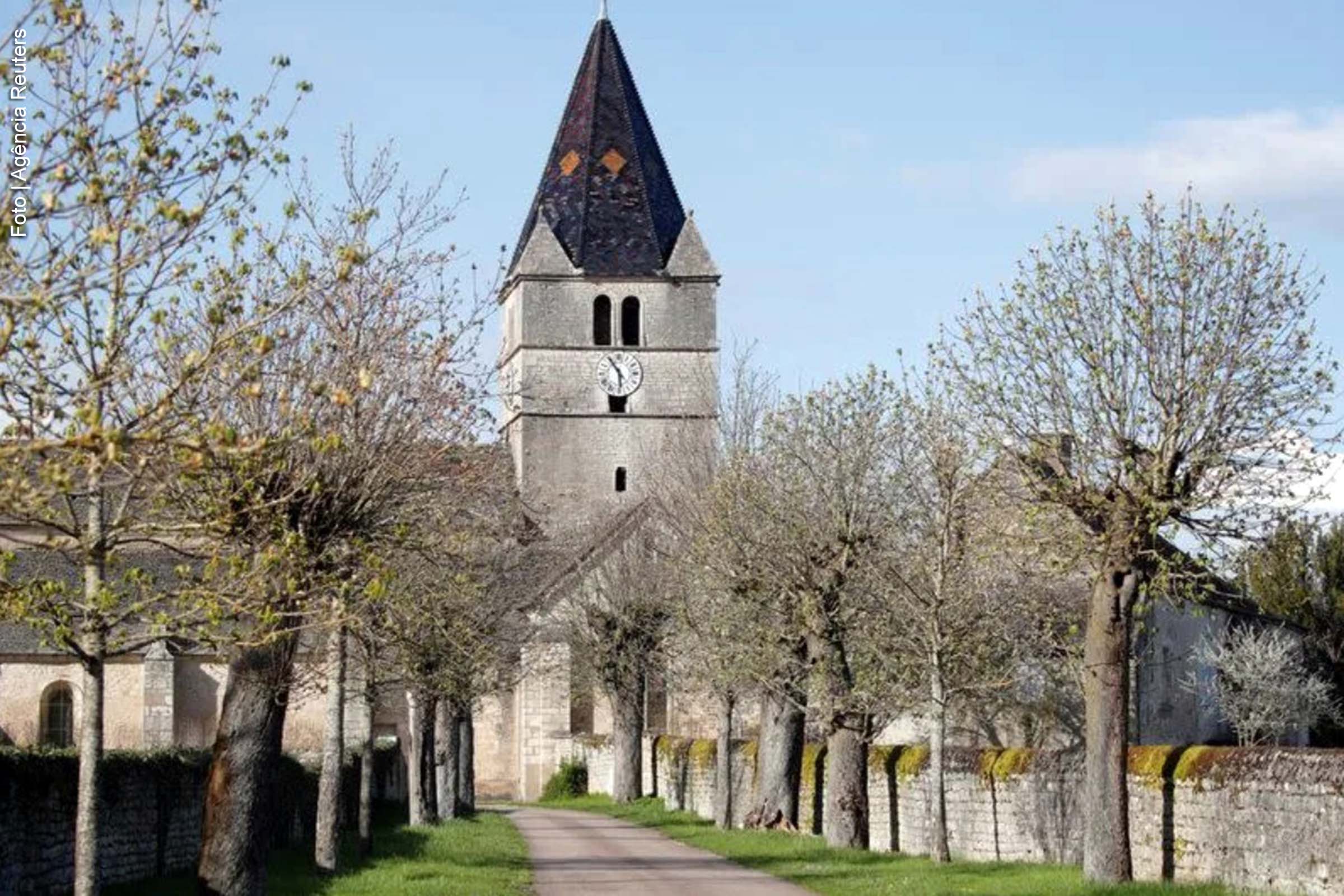 Vista de igreja em Fontaines, na França.