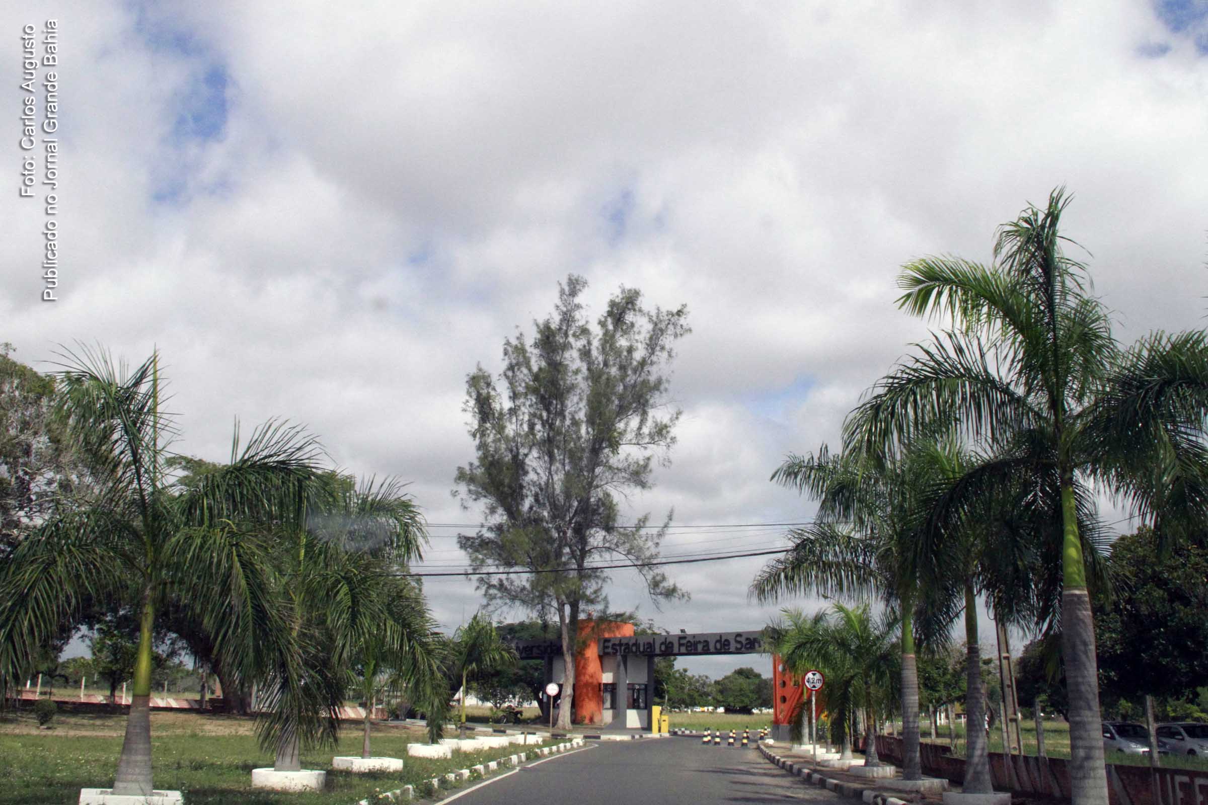 Vista do acesso da Universidade Estadual de Feira de Santana.
