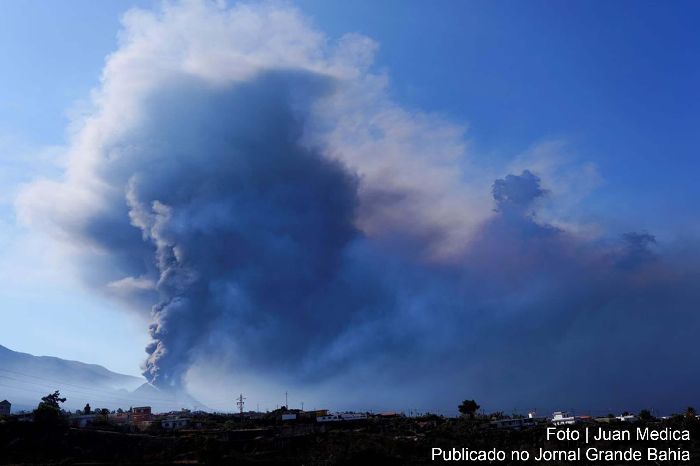 O vulcão continua a expelir lava e cinza.