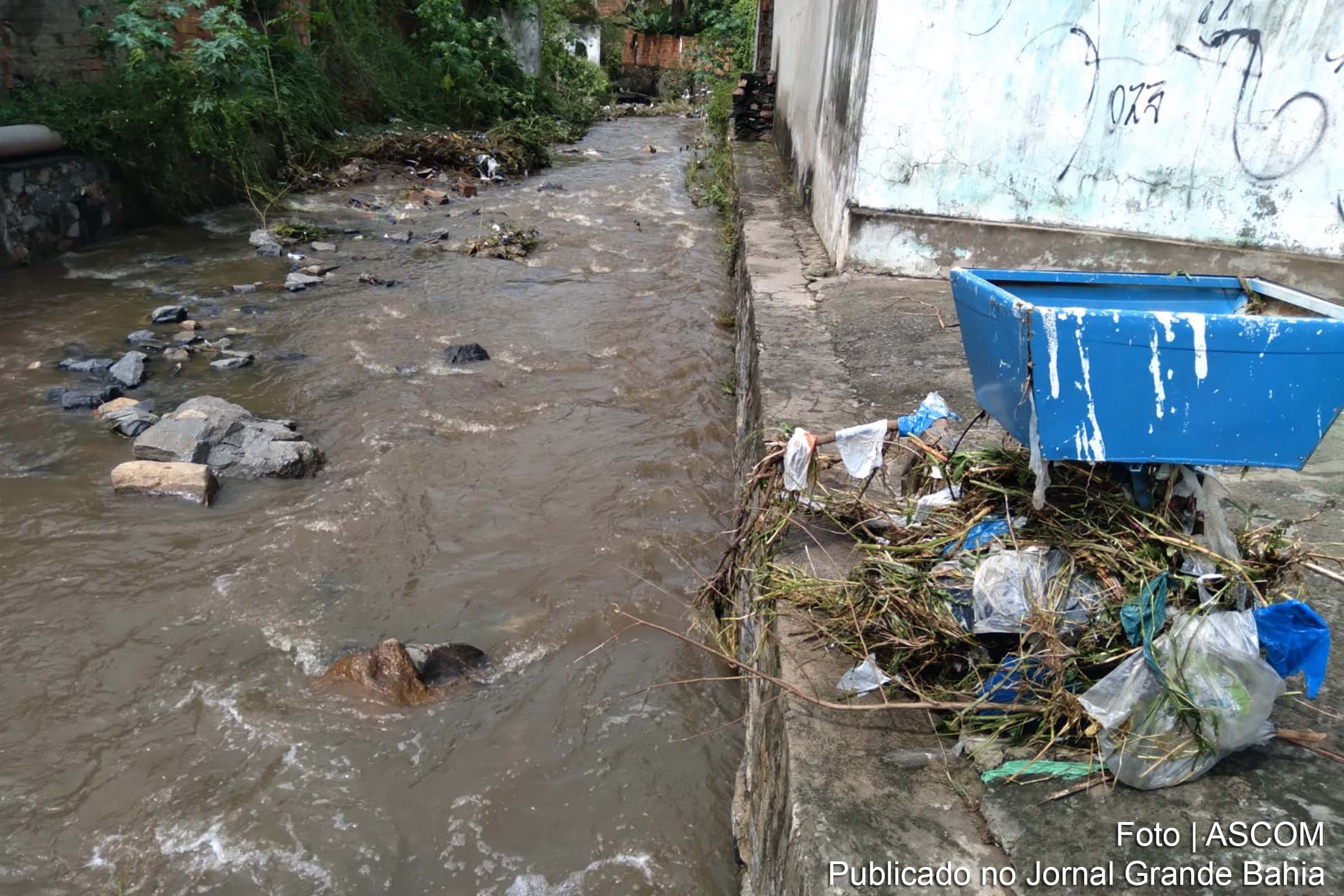 As fortes chuvas, com incidência de raios e trovões, têm preocupado a Defesa Civil que iniciou a vistorias nos bairros de Feira de Santana.
