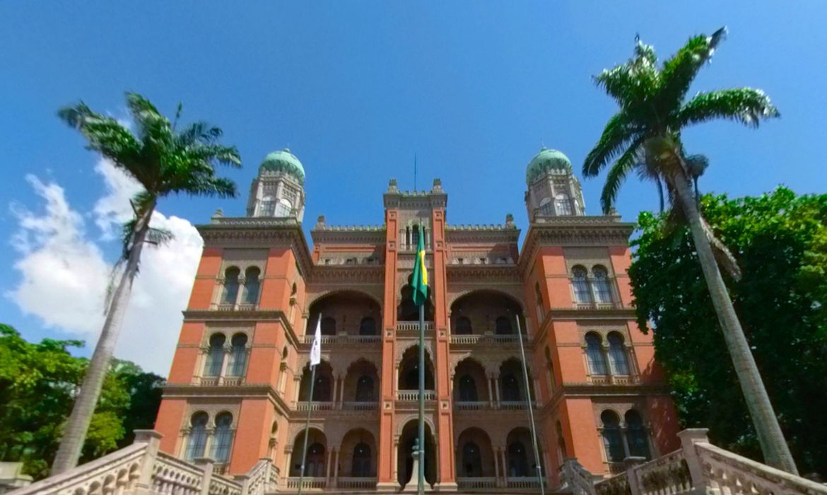 Expansão forçada no atendimento à pandemia de Covid-19 acabou levando a um represamento no atendimento a outras enfermidades no país.