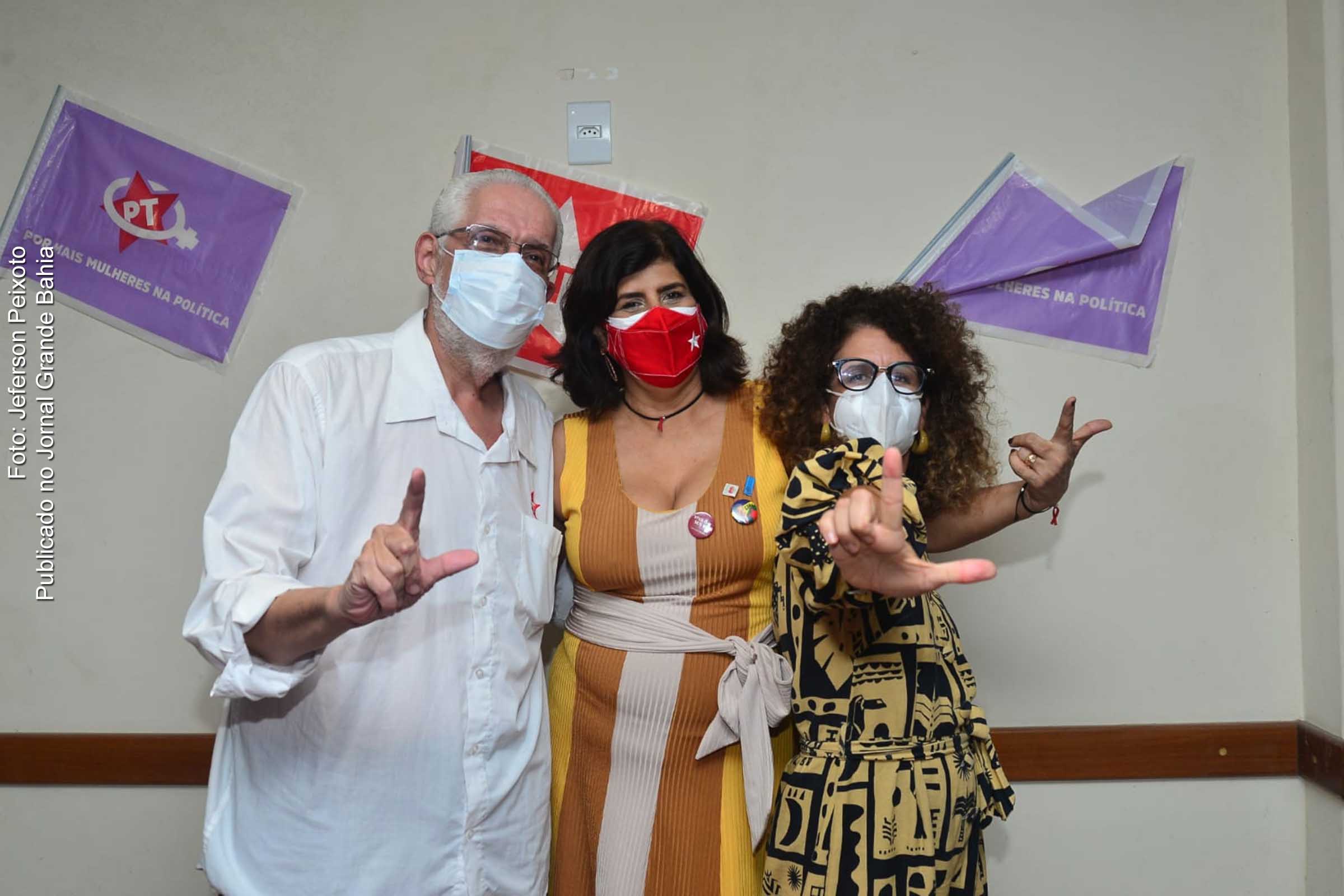 Deputado Jorge Solla ao lado dos recém filiados ao PT da Bahia fazem gesto pela eleição de Lula presidente nas Eleições 2022.