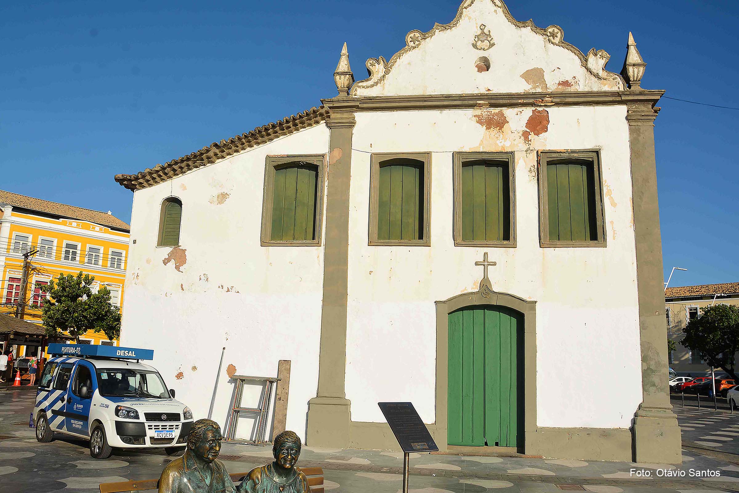 Equipes da DESAL iniciaram a remoção de uma pichação na fachada da Igreja de Sant’Ana, no Rio Vermelho.