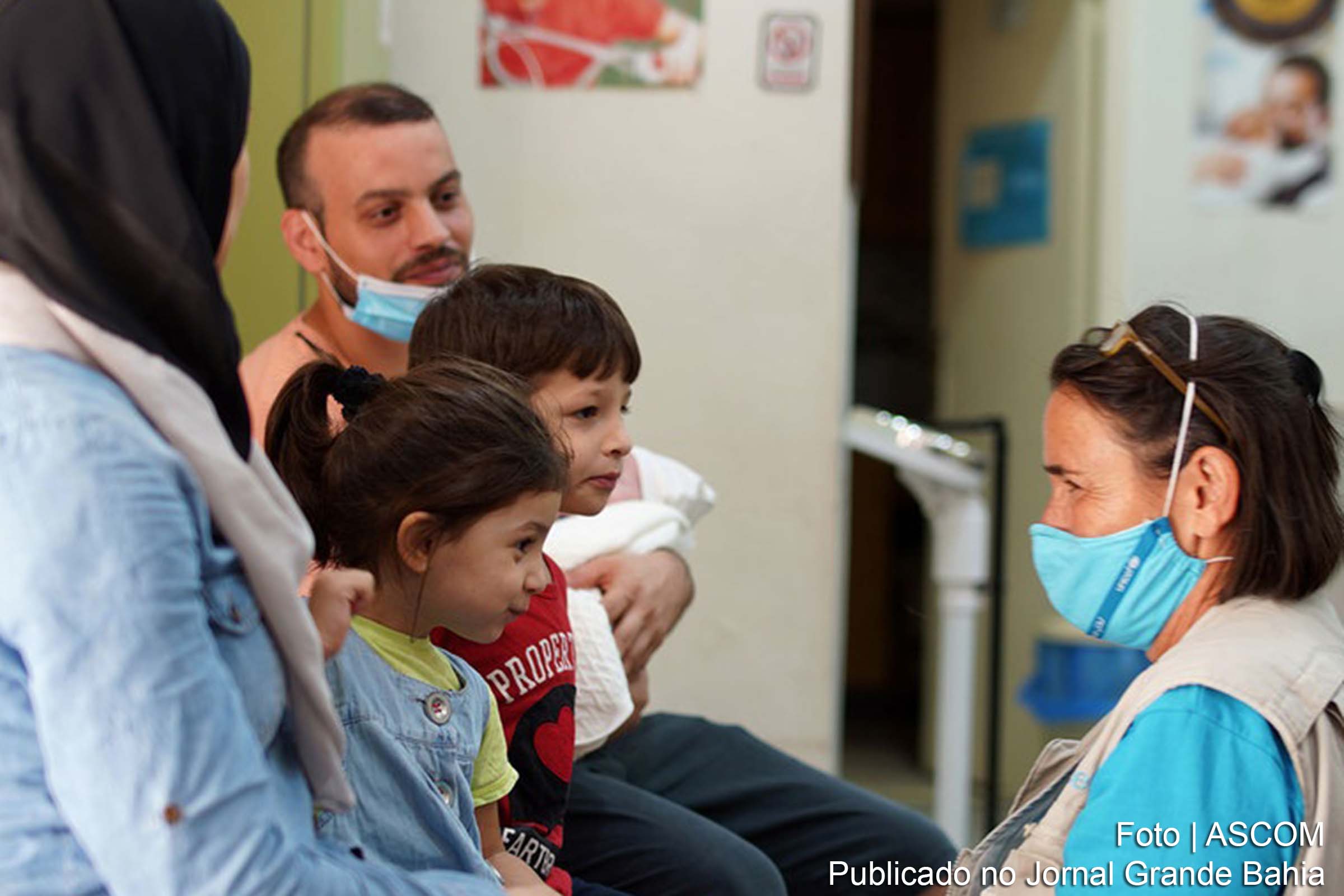 Médica do Unicef trata crianças no Líbano.