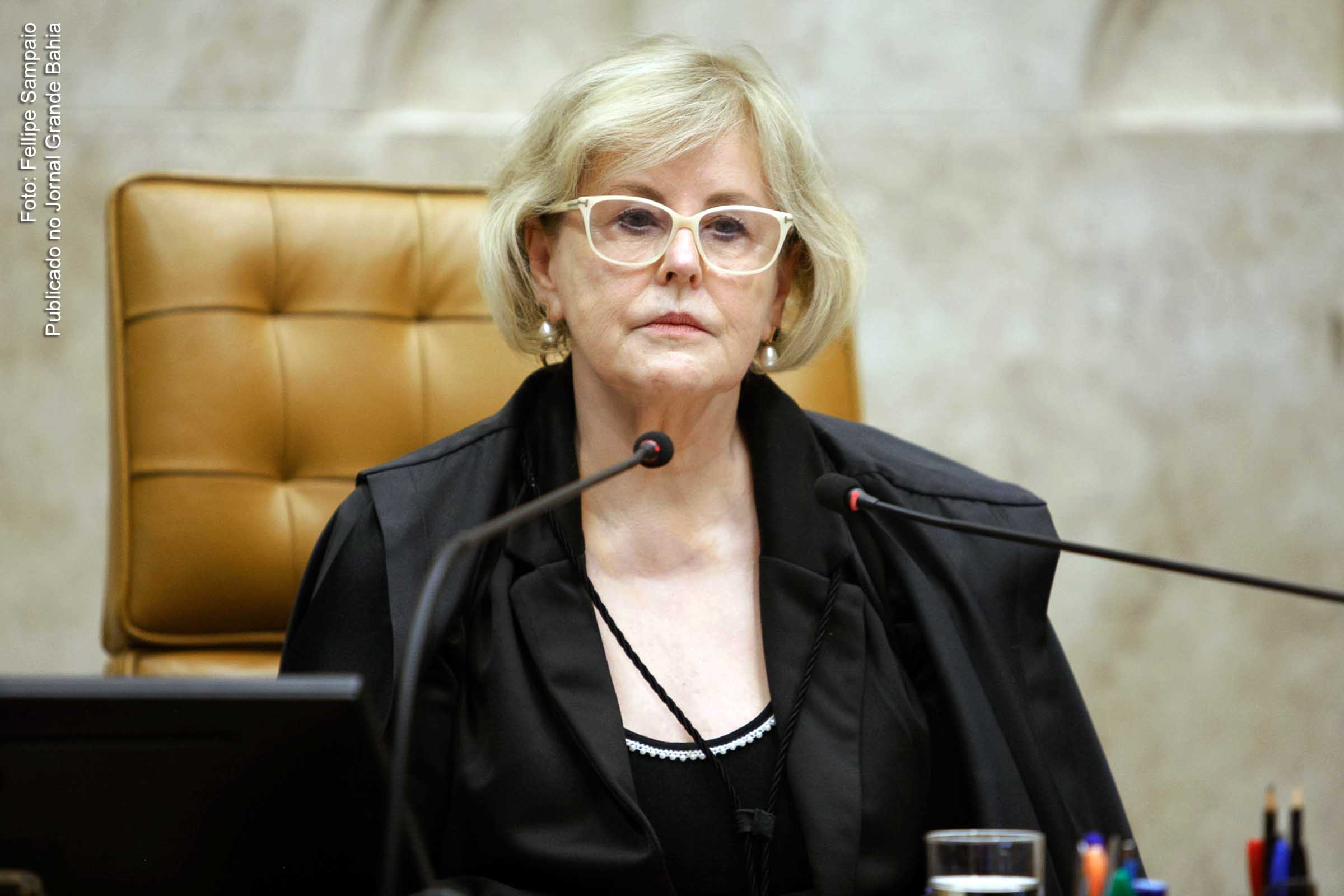 A ministra do STF Rosa Weber mandou suspender "integral e imediatamente" a execução das "emendas de relator" do Orçamento de 2021 do Governo Bolsonaro. A liminar será submetida a referendo do Plenário em sessão extraordinária.