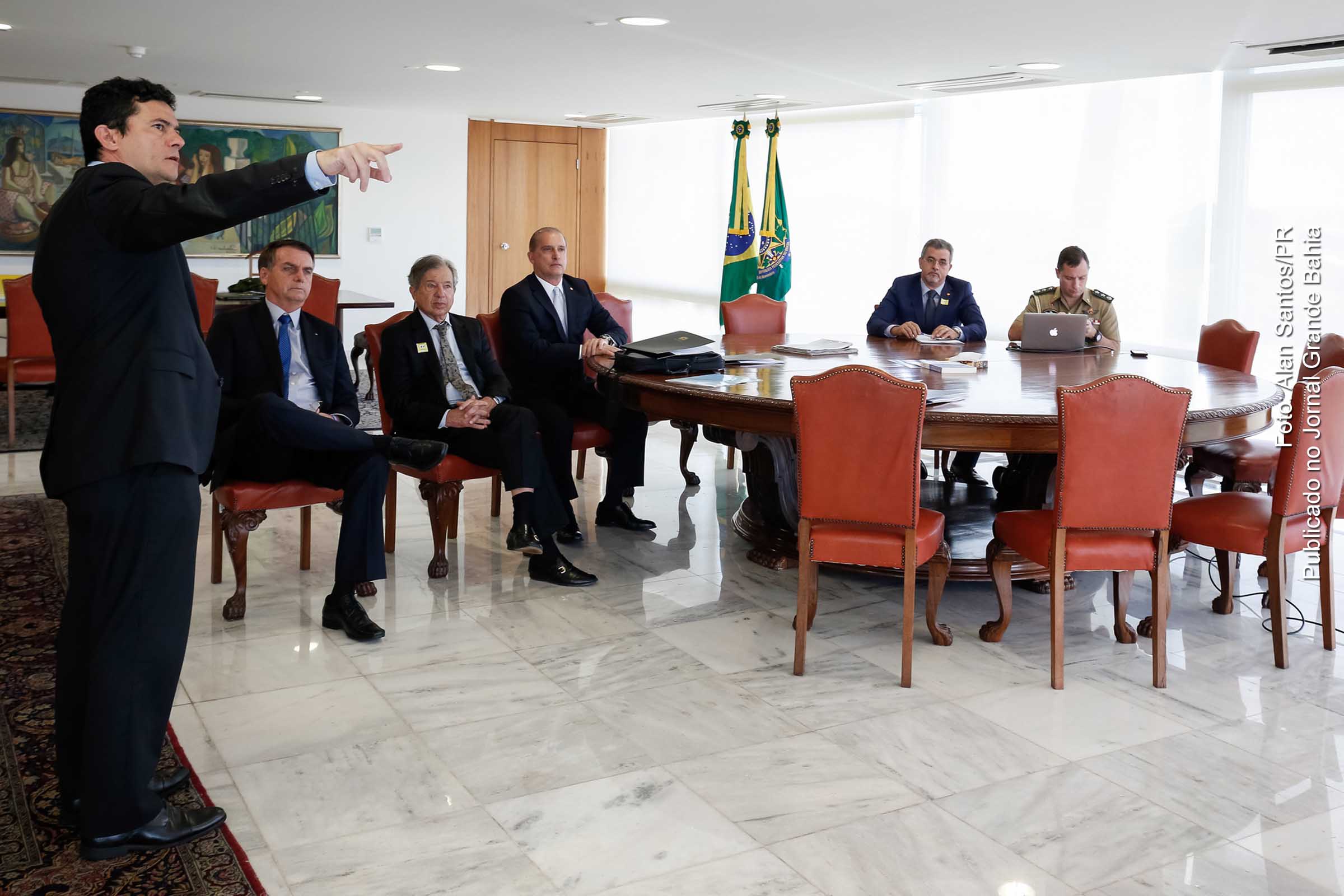 No registro de 18 de janeiro de 2019, o então ministro Sérgio Moro participava de reunião com Jair Bolsonaro, presidente da República e membros do governo. Perfil reacionário, uso da magistratura para fins pessoais de poder e vinculação ao projeto nacional de extrema direita definem perfil do ex-juiz que atuou no julgamento do Caso Lava Jato em Curitiba.