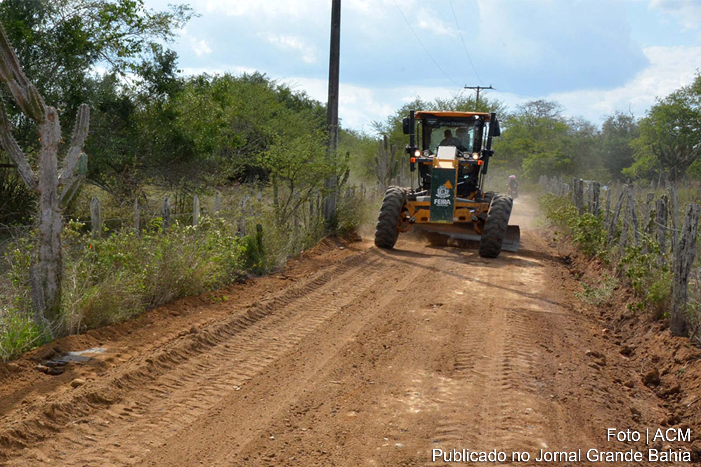 Prefeitura de Feira de Santana por meio da Superintendência de Operações e Manutenção (SOMA), segue intensificando o patrolamento nas estradas da zona rural.