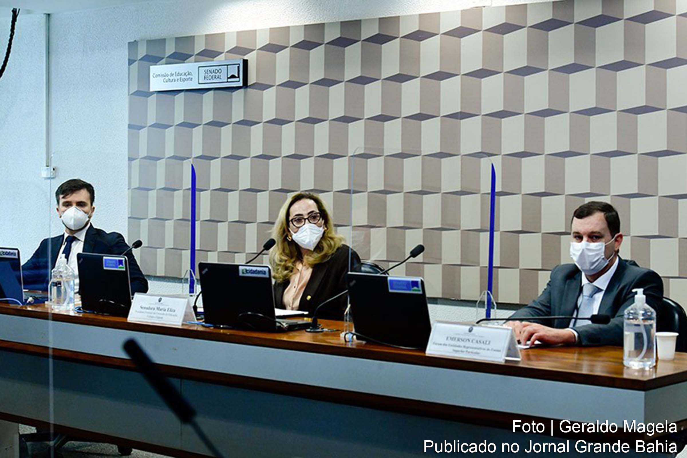 Senadora Maria Eliza comanda o debate na Comissão de Educação.