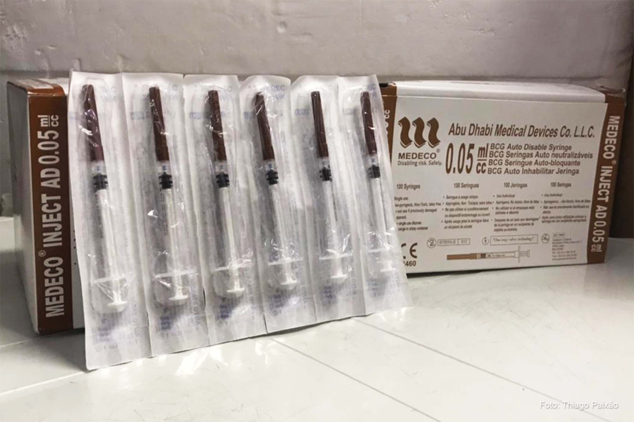 Motivo da suspensão é o estoque reduzido e a dificuldade em adquirir seringas no mercado.