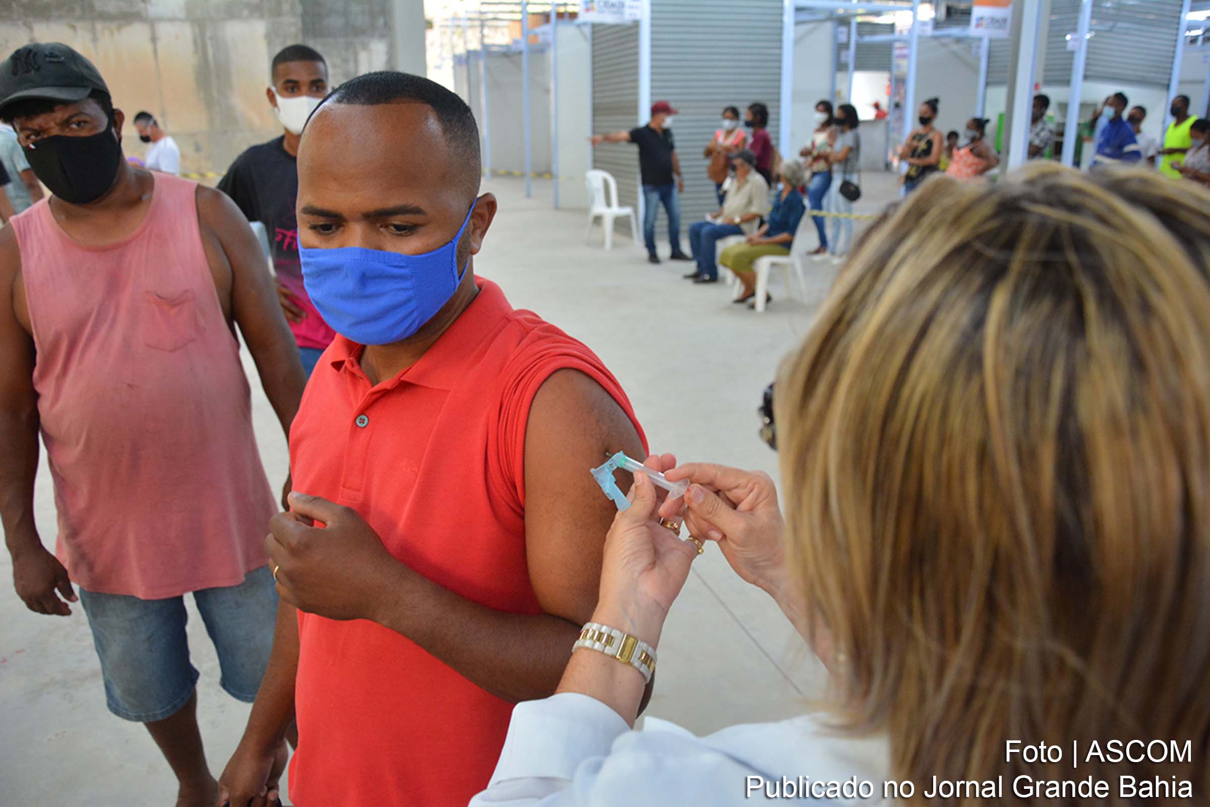 Primeira dose é destinada a pessoas a partir de 18 anos (nascidos até 12 de novembro de 2003), gestantes e puérperas, também a partir de 18 anos.