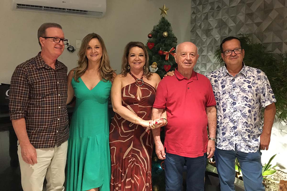 O patriarca Adroaldo Dórea ladeado por todos os seus filhos.