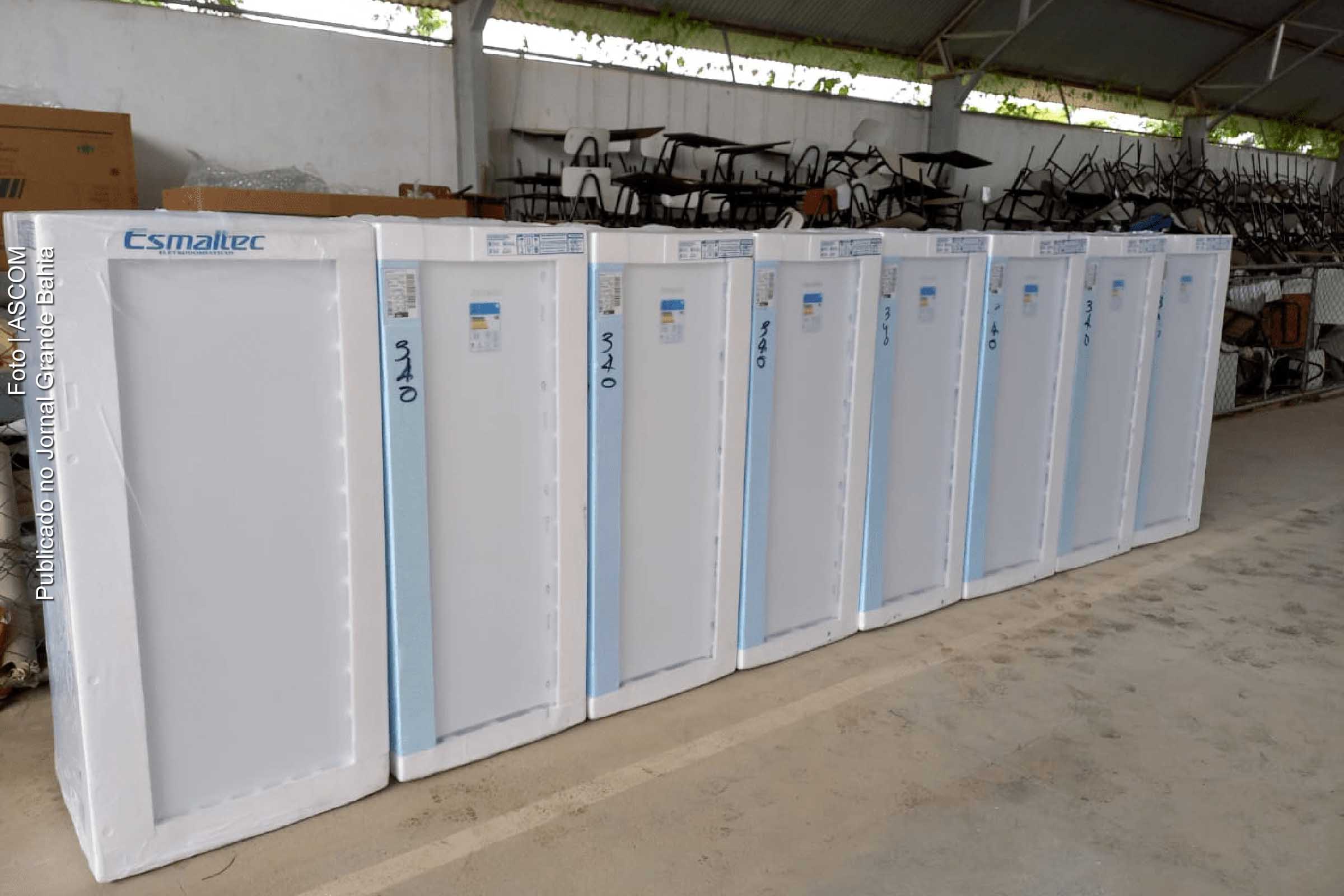 Afetadas pelas chuvas, 120 famílias de moradores de Itamaraju recebem geladeiras doadas pelo Governo do Estado.