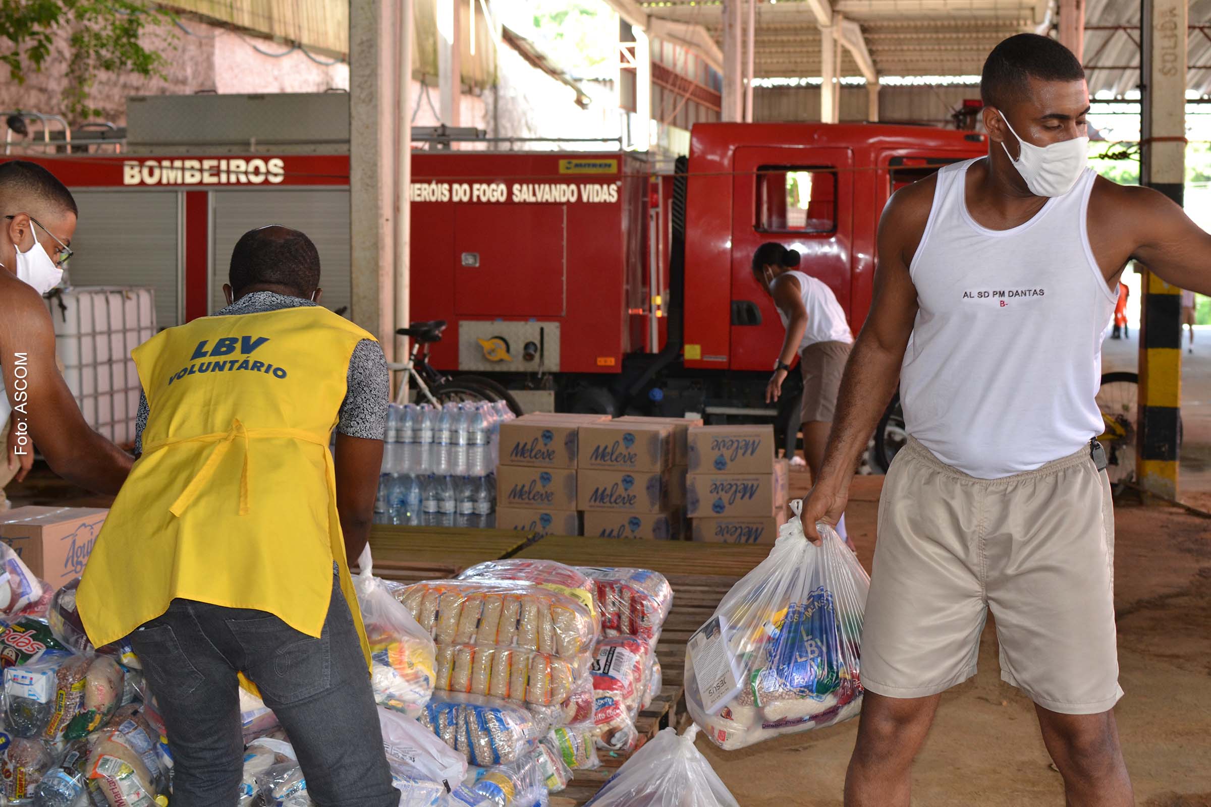 Equipes de trabalho da LBV e voluntários também prestam Solidariedade às famílias baianas.