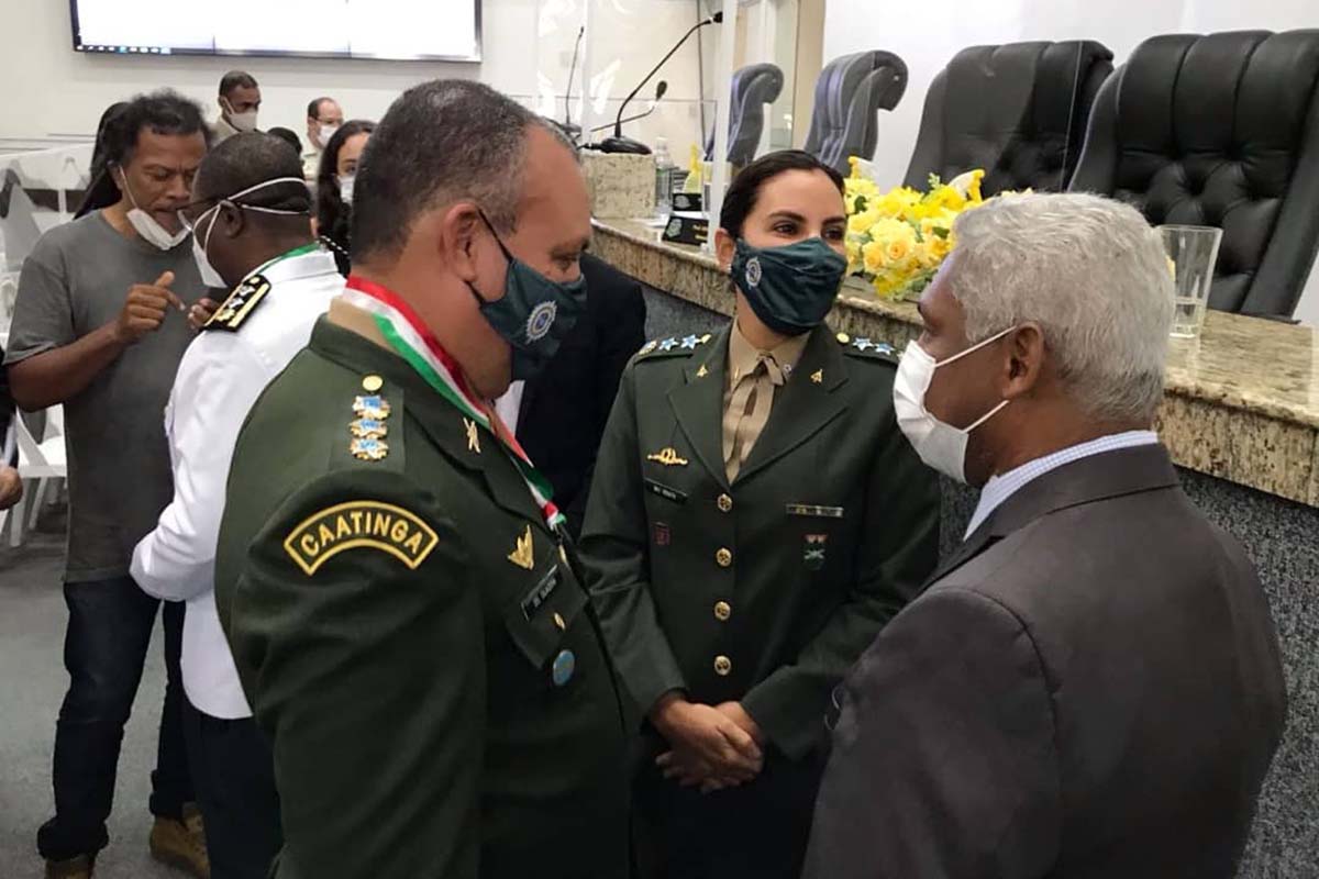 Coronel André Cajazeira e sua esposa major Renata com o vereador Silvio Dias.