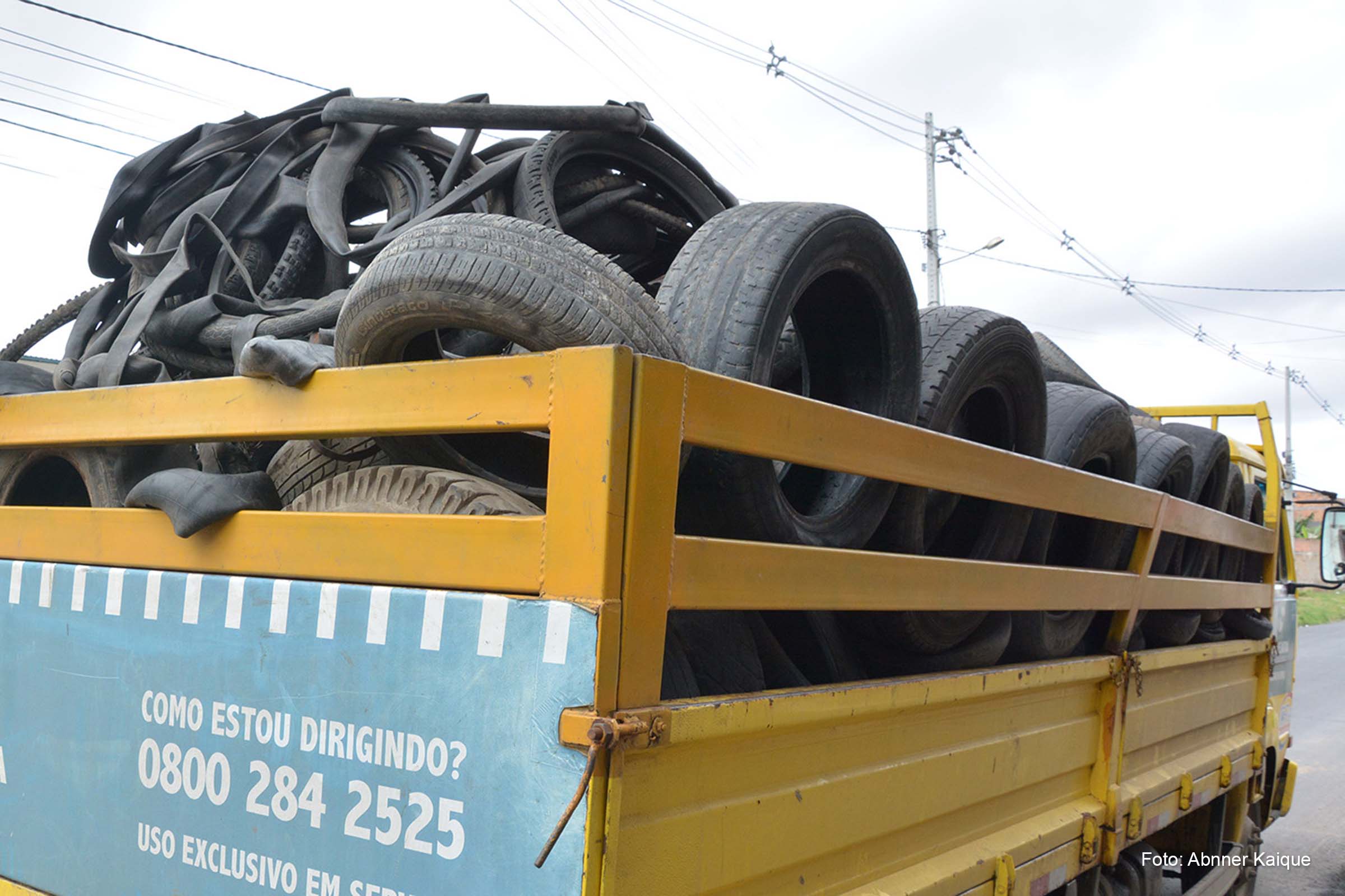 Recolhimento é feito como estratégia para reduzir a proliferação do mosquito Aedes Aegypti, que transmite as arboviroses como dengue, zika e chikungunya.