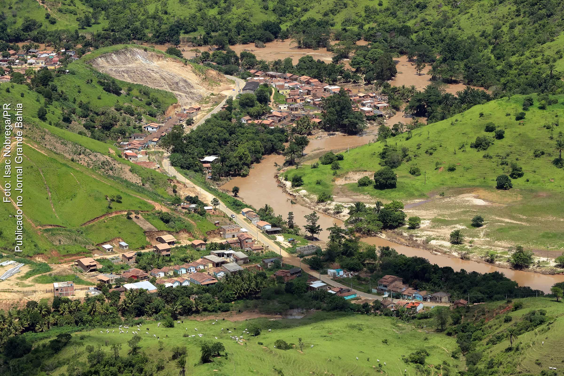 Chuvas afetaram habitações e comércio de moradores do sul e extremo sul da Bahia.