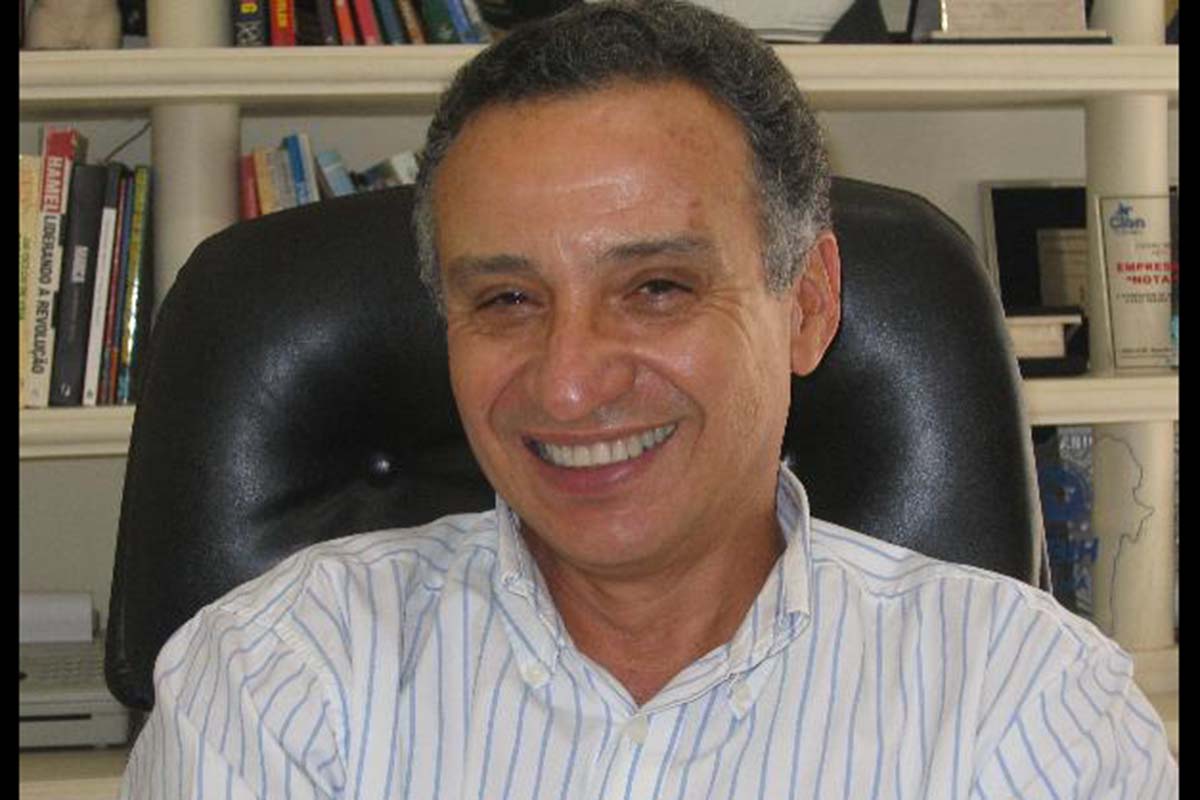 O escritor e empresário Cicero Sena lançando seu livro terça feira em Salvador.