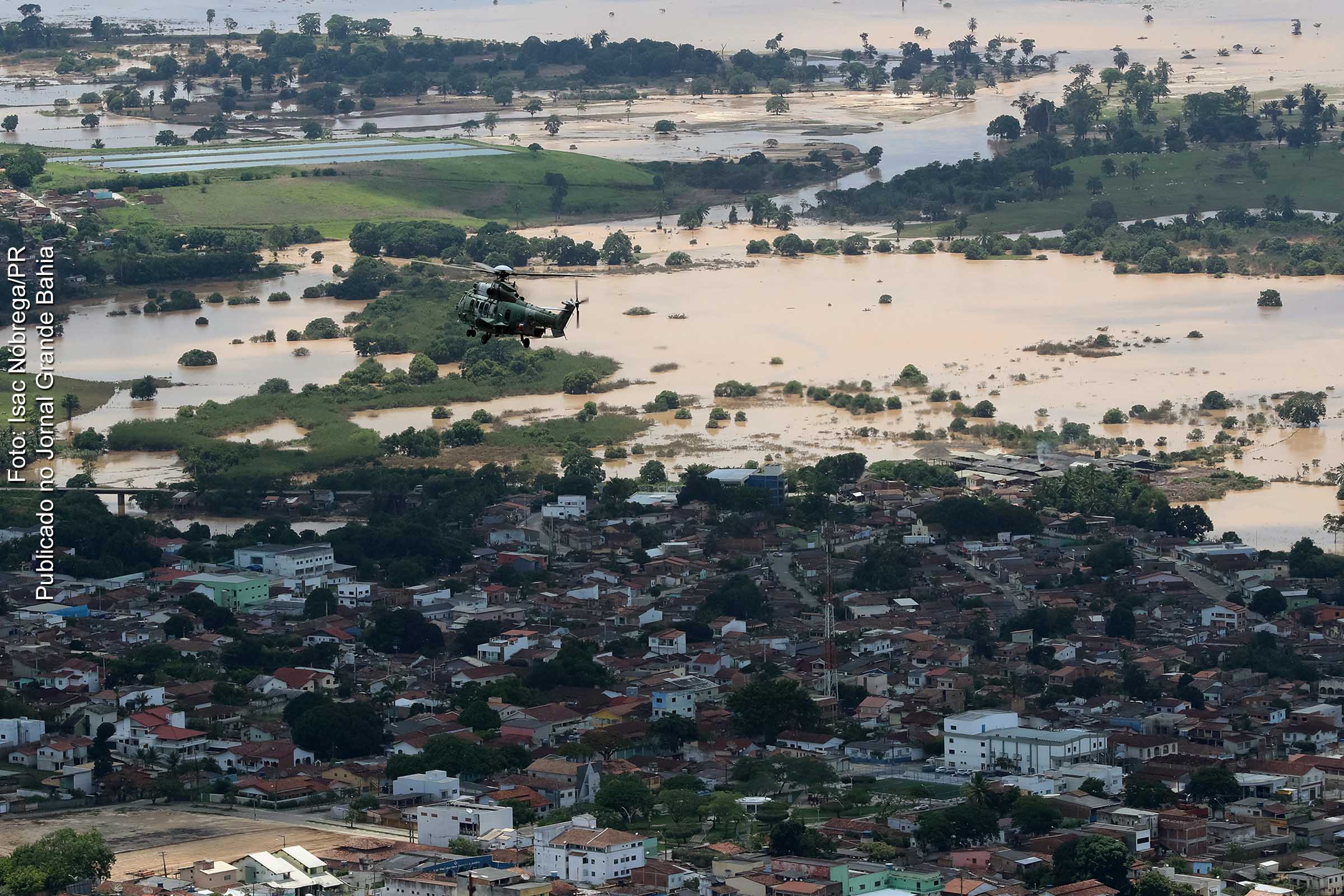 Financiamento para comerciantes, doação de eletrodomésticos e aplicação da tarifa residencial social da Embasa fazem parte do PL que beneficia população afetada por chuvas no sul e extremo sul da Bahia.