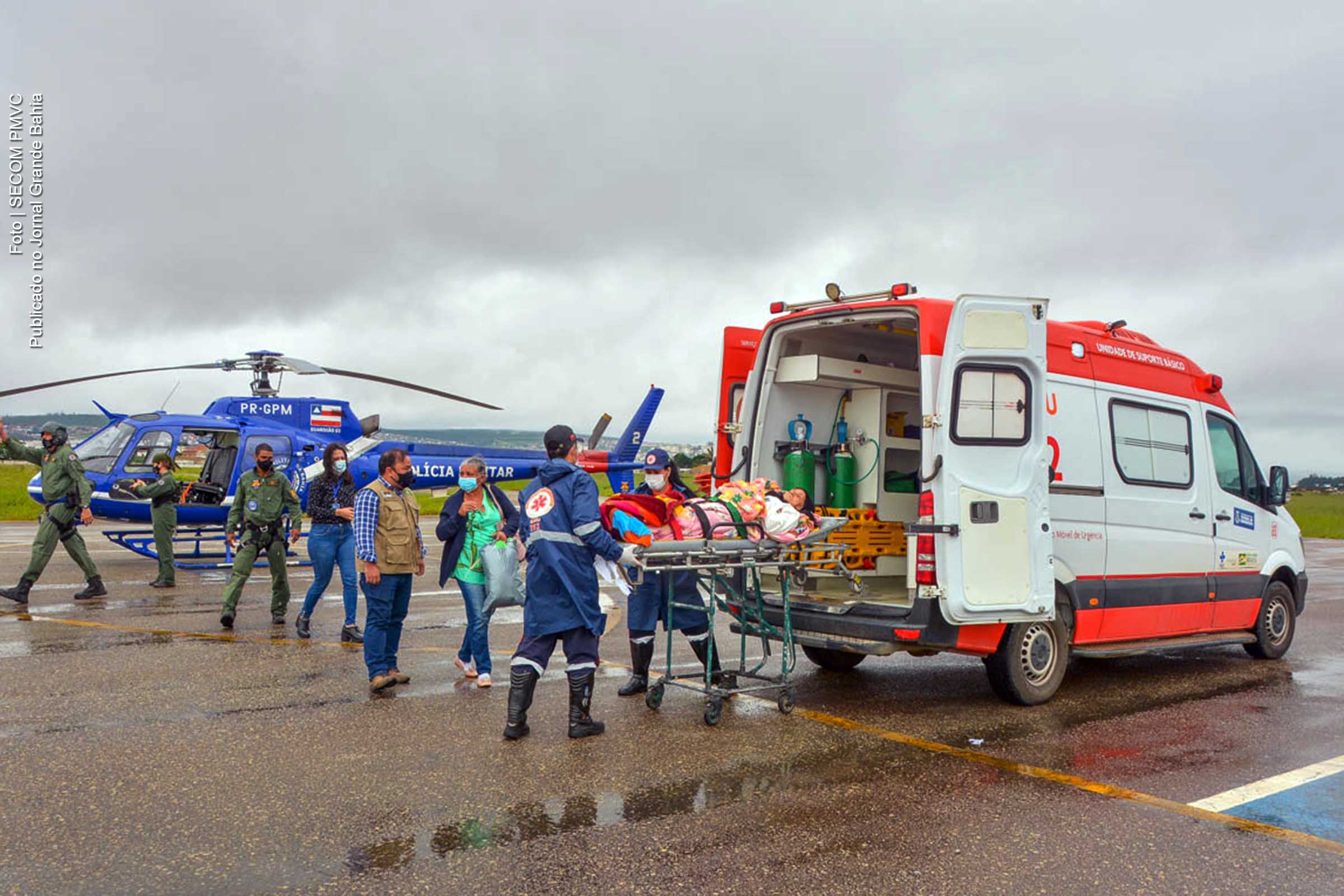 Com apoio de helicóptero da PM, Defesa Civil Municipal resgata mãe e filha que estavam ilhadas em comunidade rural de Vitória da Conquista.