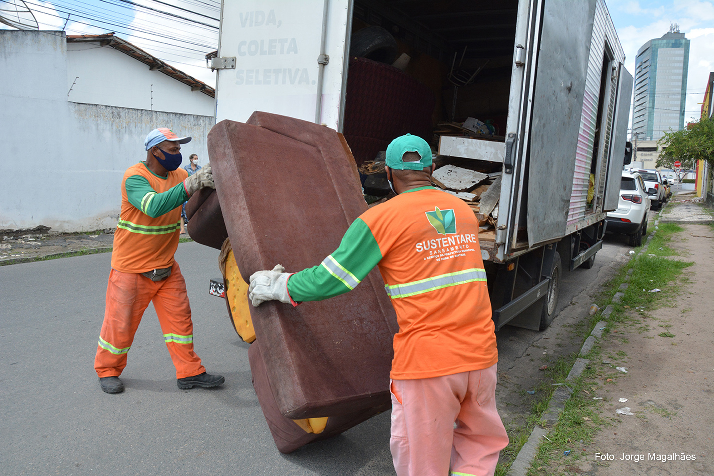 Caminhão do projeto circula coletando inúmeros utensílios, móveis e eletrodomésticos em Feira de Santana.