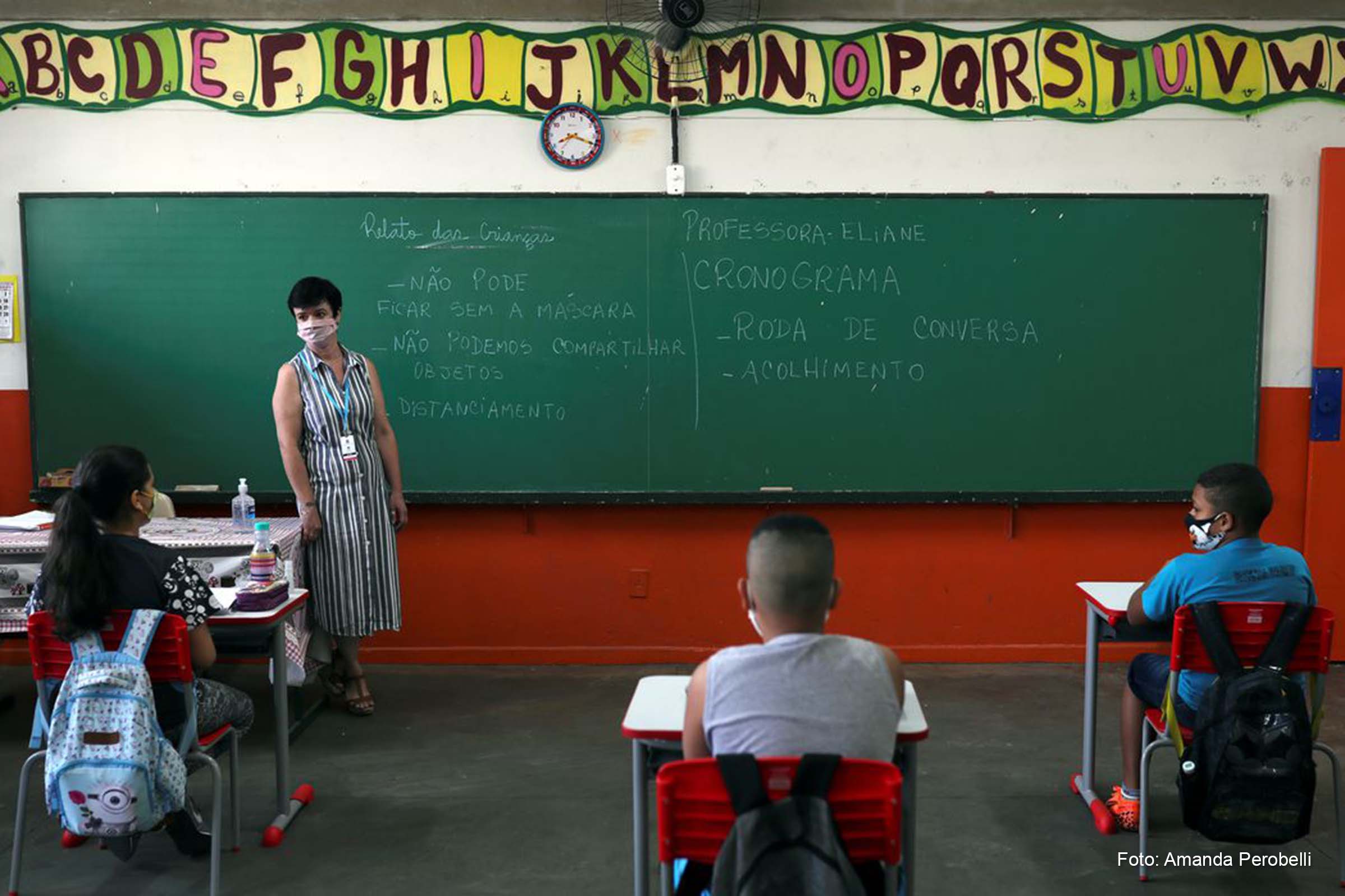 Na rede pública, a média de atividades suspensas presencialmente foi de 287,5 dias, e, na rede privada, de 247,7 dias.