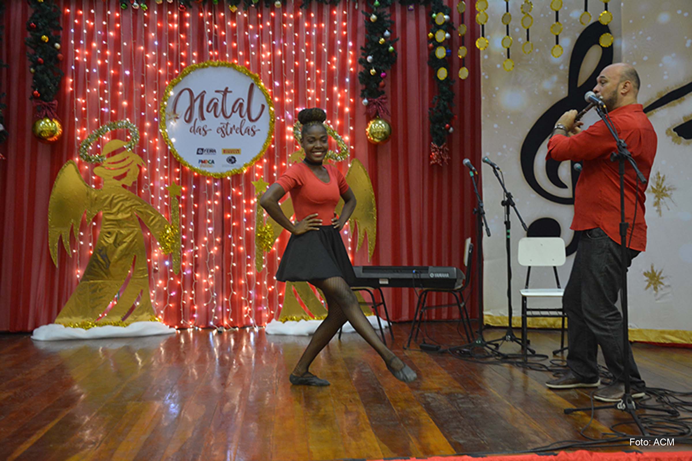 Cerca de 50 crianças e jovens que participam das atividades de convivência nos CRAS puderam apresentar seus talentos no Natal das Estrelas.