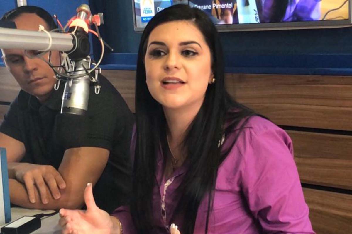 A deputada federal feirense Dayane Pimentel que recebeu o Troféu Bom Parlamentar 2021, em Brasília, entre os trinta melhores do Brasil.