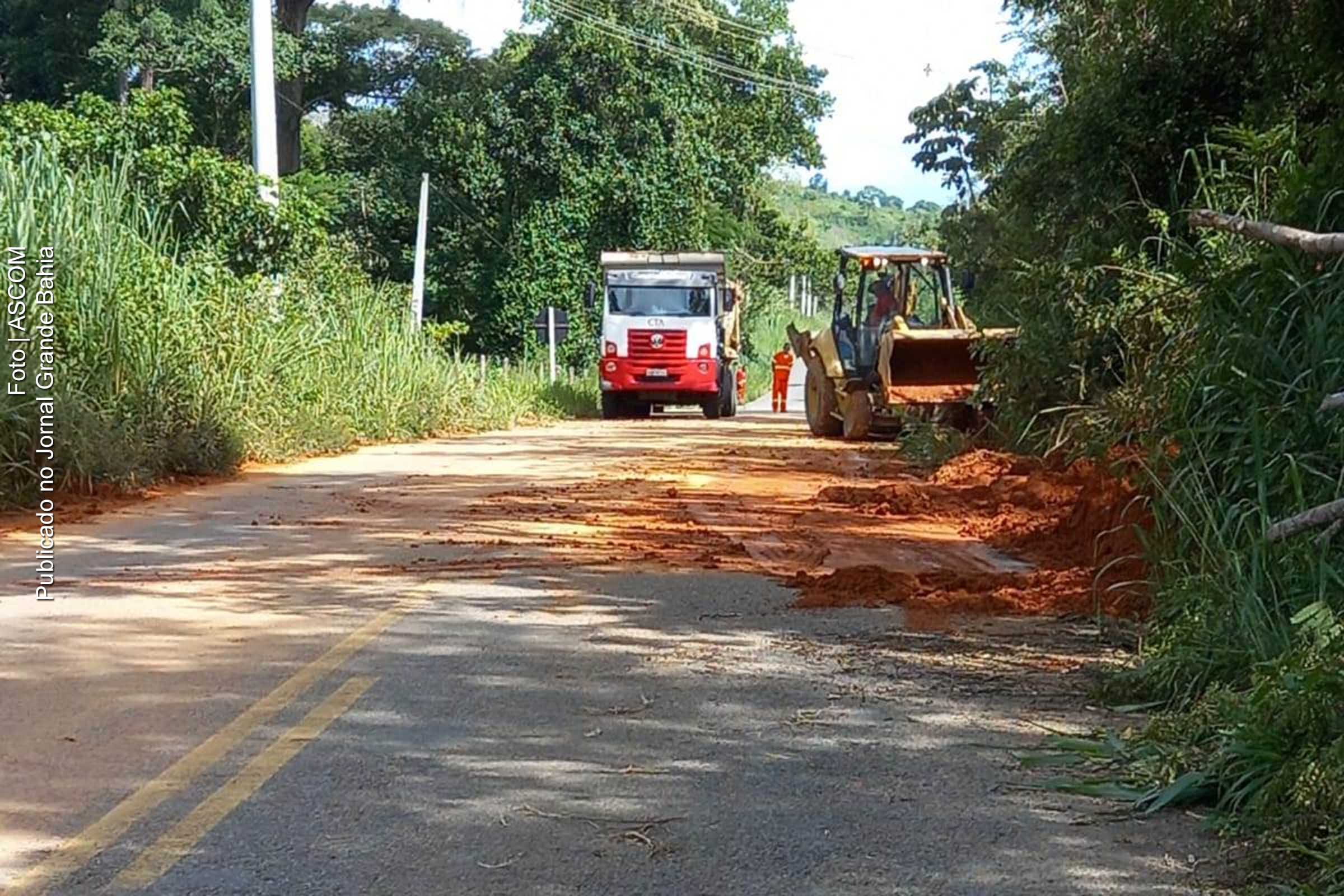 Equipe contrata pela Seinfra Bahia atuam na recuperação trecho da rodovia BA-650, entre Ipiaú e Itagibá.