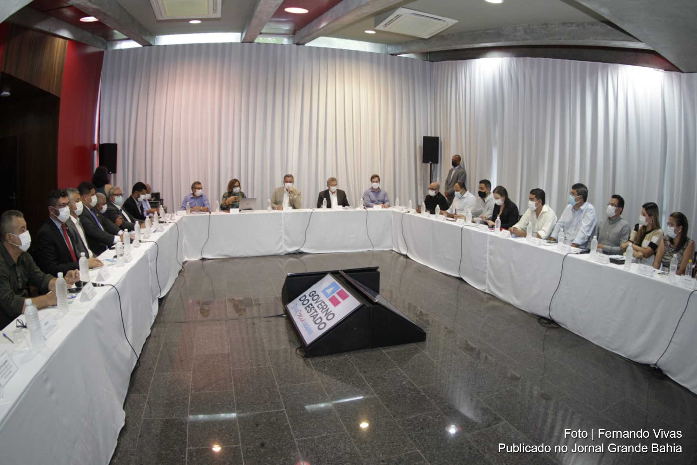 Governador Rui Costa e prefeitos presidentes dos consórcios interfederativos participam de reunião.