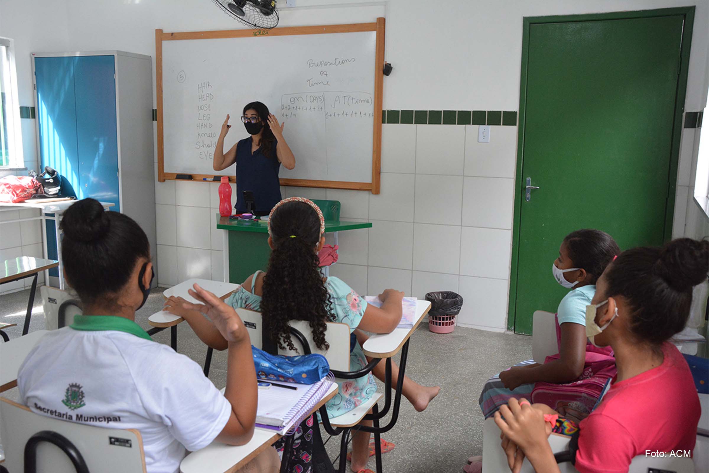 Estudantes da Escola Áureo de Oliveira Filho em aulas de inglês oferecidas no turno oposto.