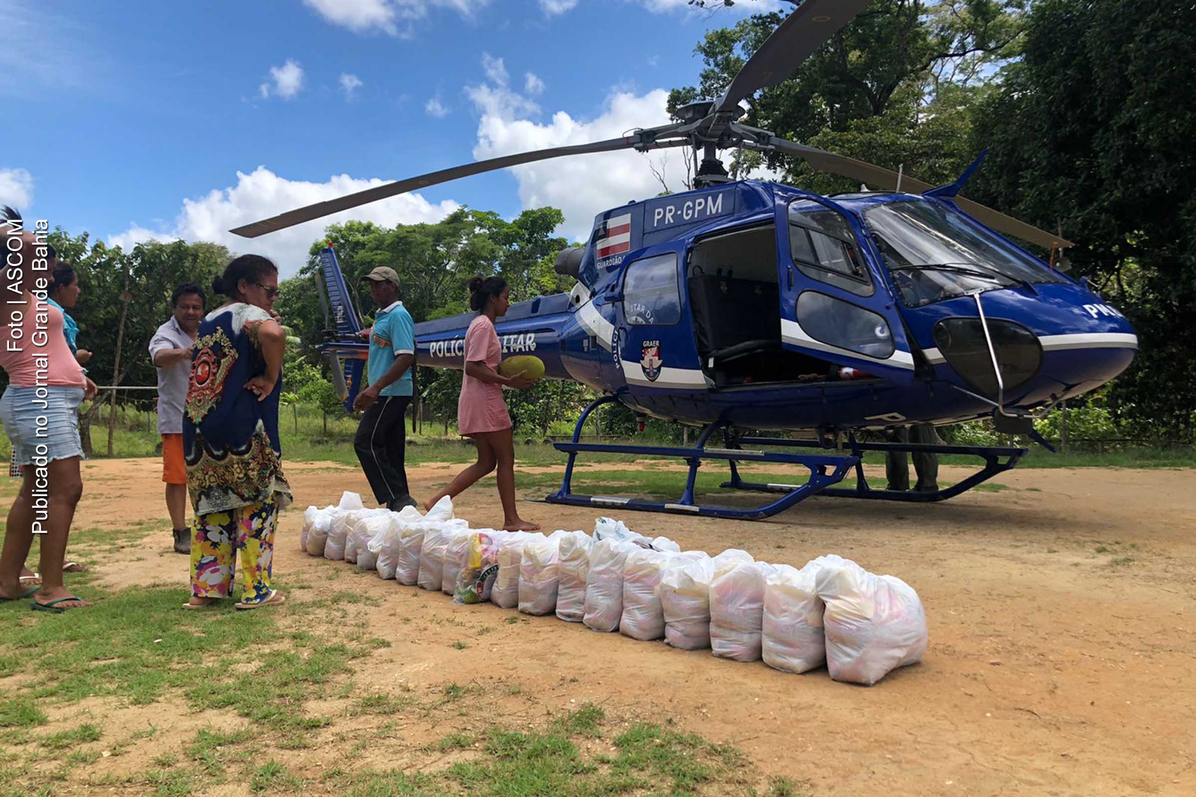 Cestas básicas de alimentos, água e medicamentos são entregues à população dos municípios atingidos pela chuva no sul e extremo sul da Bahia.