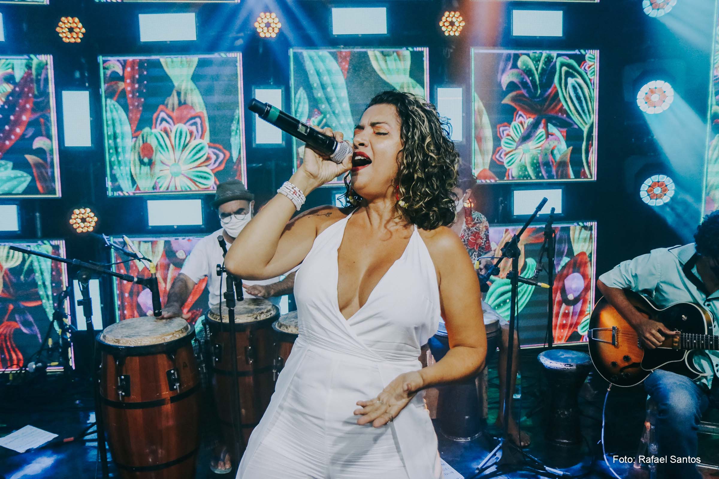 Cantora reconhecida na região, Kareen show “Basta só desejar” com um repertório variado.
