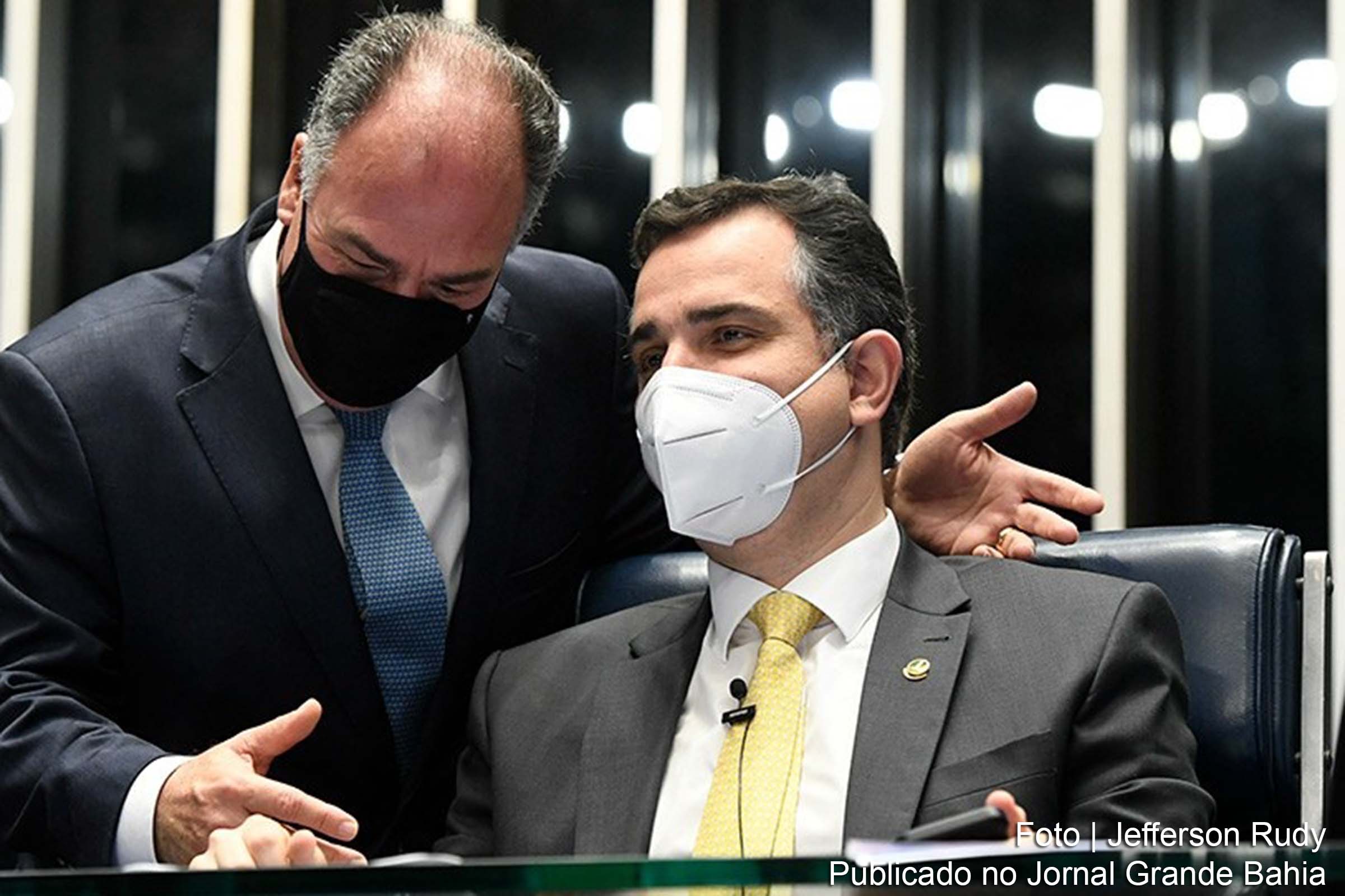 Líder do governo e relator da PEC, Fernando Bezerra Coelho conversa com o presidente do Senado, Rodrigo Pacheco.