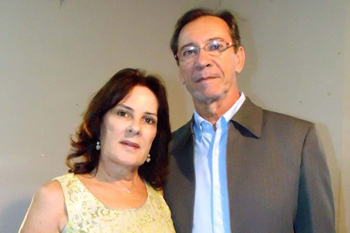A aniversariante da semana, colunista Ligia Mota, ladeada por seu marido expert das artes visuais Gil Mario Menezes.