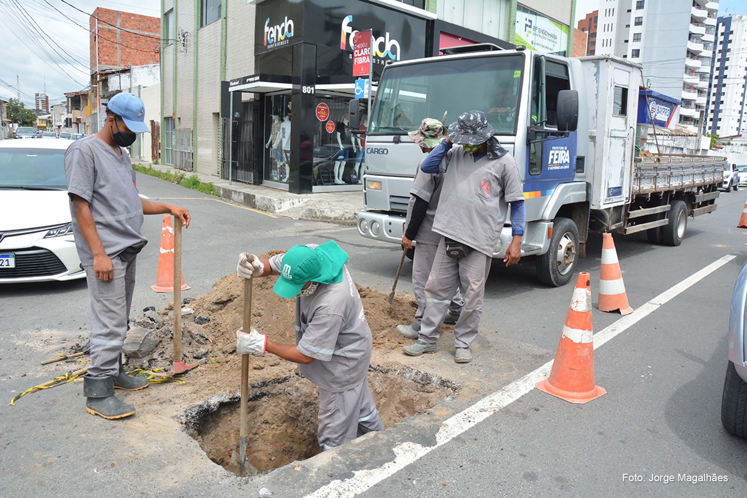 Serviços de limpeza e desobstrução da rede de drenagem pluvial estão sendo executados pela SOMA.